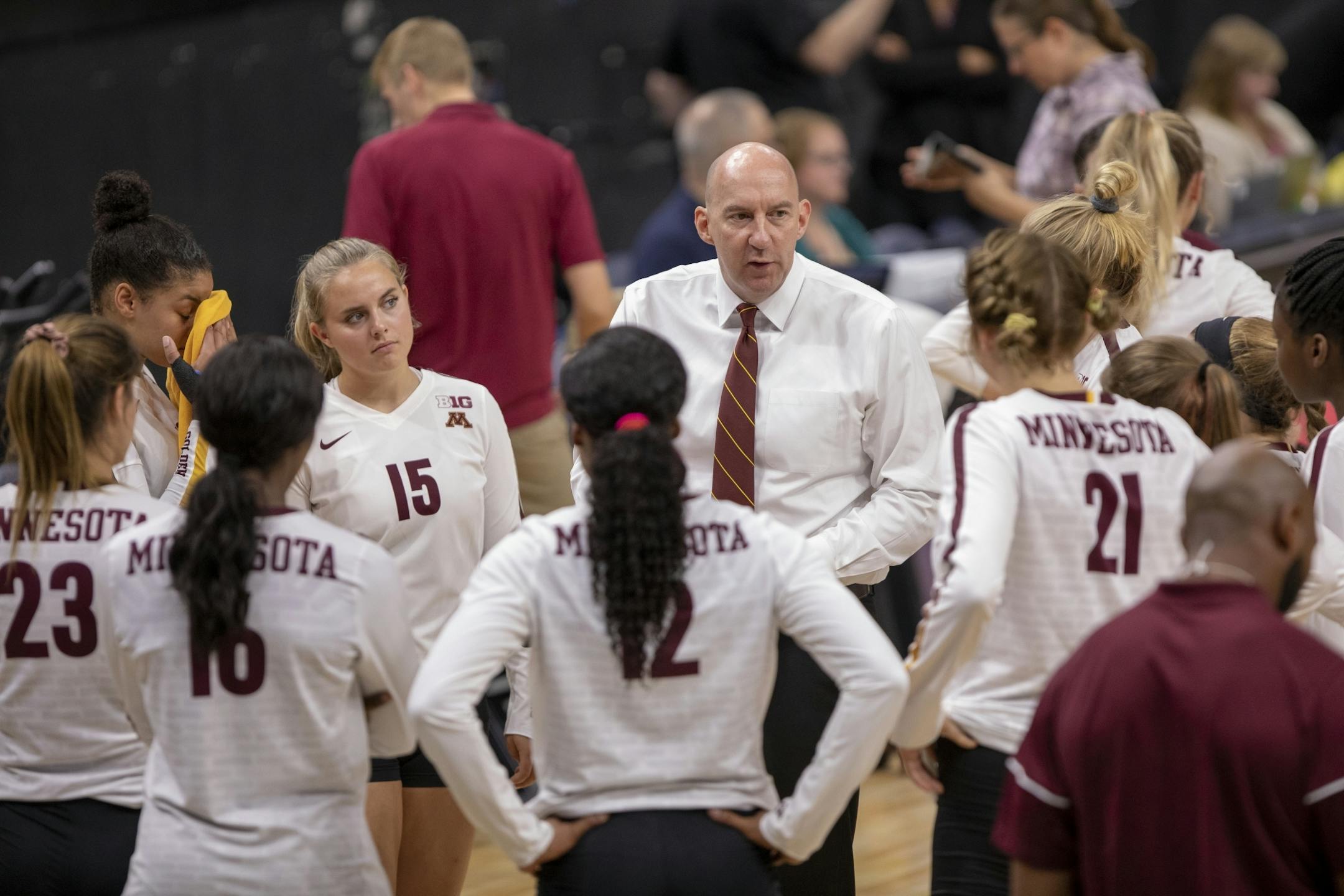 Minnesota head coach Hugh McCutcheon addresses his team during a match earlier this season.