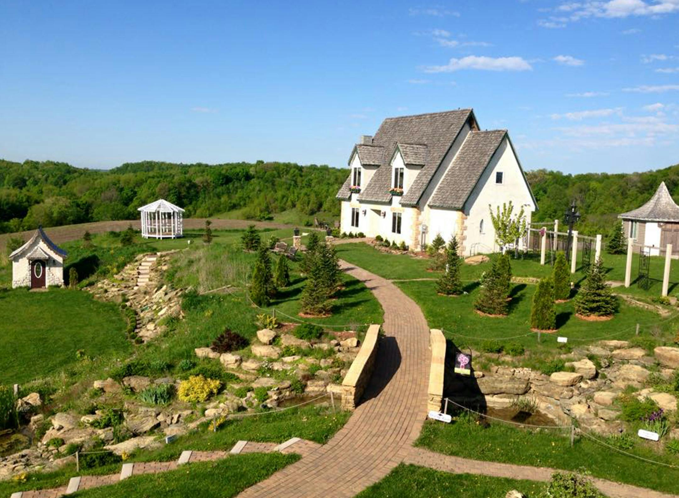 Cottage Winery & Vineyard, Menomonie, Wis. ORG XMIT: rvk9e9jur4u_rzW_CPxp