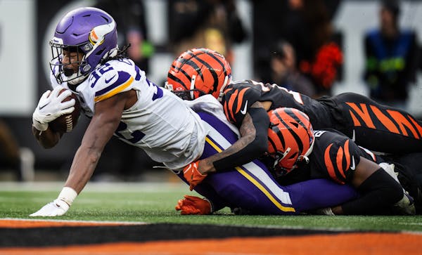 Vikings running back Ty Chandler (32) picked up a first down in the fourth quarter, taking the ball to the 1-yard line on Saturday in Cincinnati.