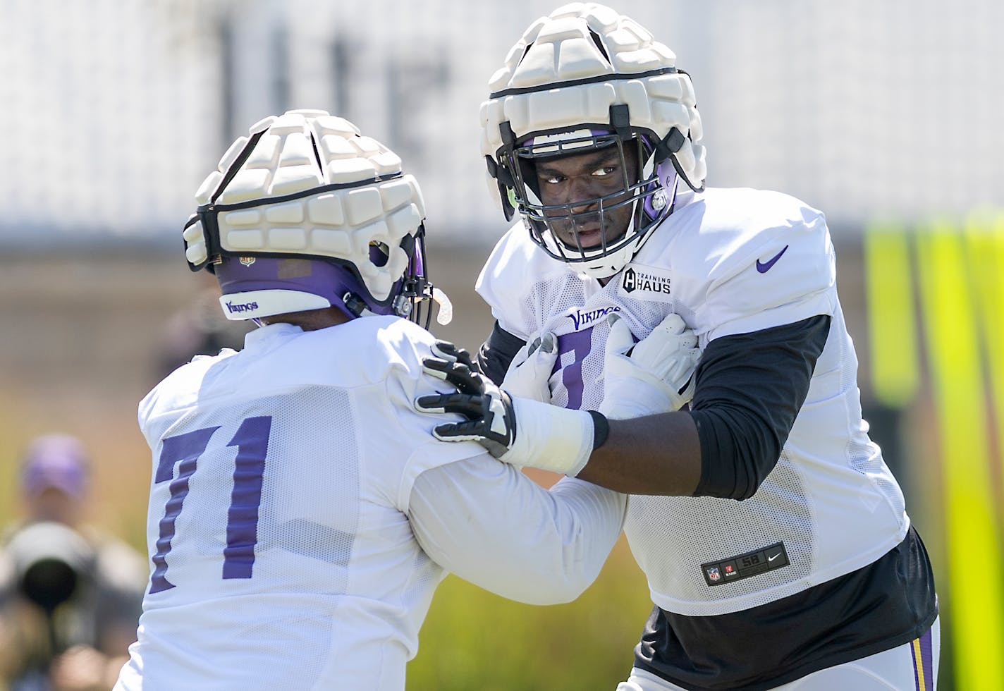 Vikings Offensive Guard Olisaemeka Udoh practices with tackle Christian Darrisaw during practice at the TCO Performance Center, in Eagan, Minn., on August 1, 2022. ] Elizabeth Flores • liz.flores@startribune.com