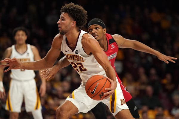 Minnesota Golden Gophers guard Gabe Kalscheur (22) drove to the basket in the second half.