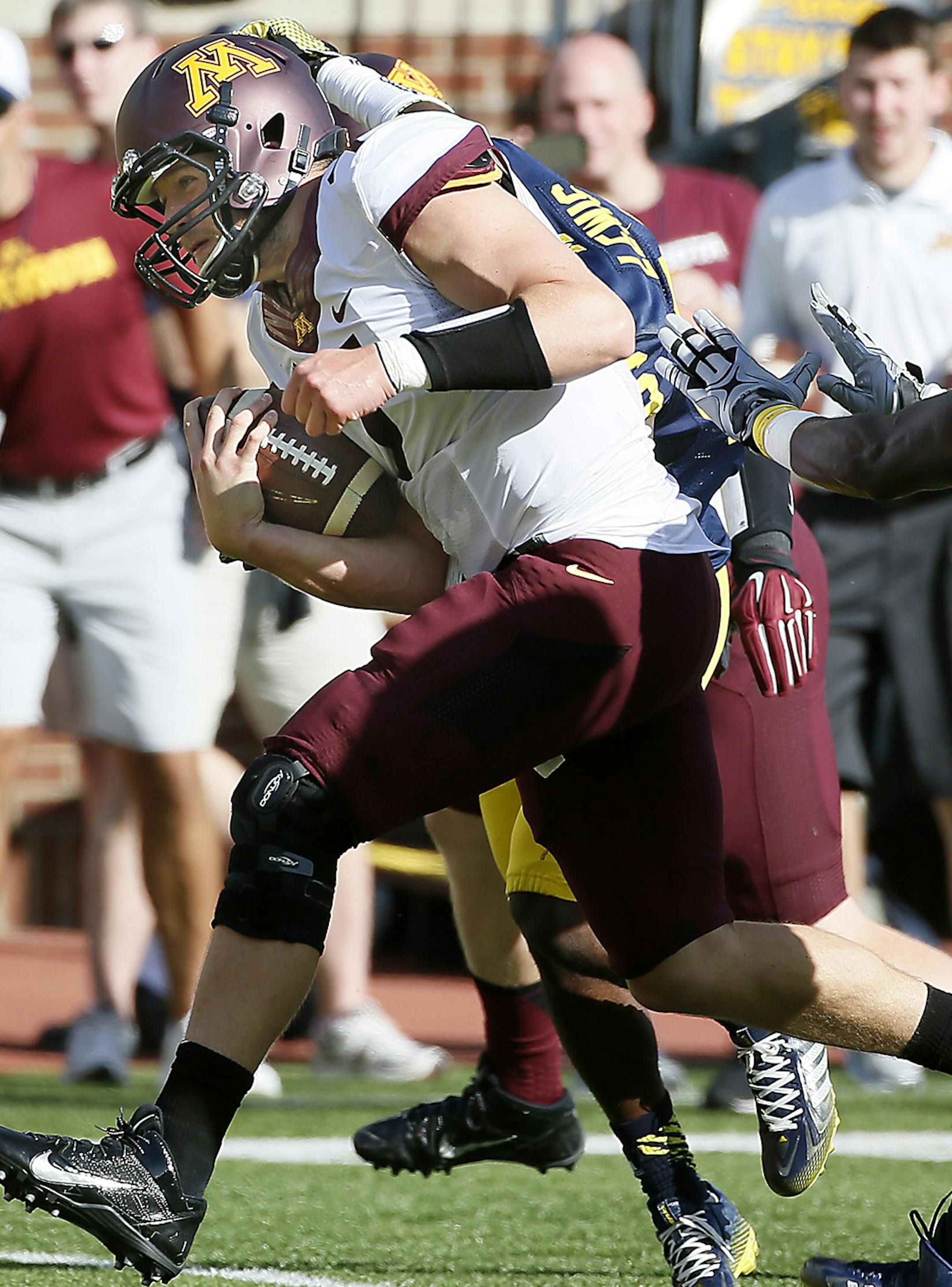 Minnesota quarterback Mitch Leidner (7) ran for a second quarter touchdown as the Minnesota Gophers too on Michigan at Michigan Stadium, Saturday, September 27, 2014 in Ann Arbor, MI. ] (ELIZABETH FLORES/STAR TRIBUNE) ELIZABETH FLORES • eflores@startribune.com