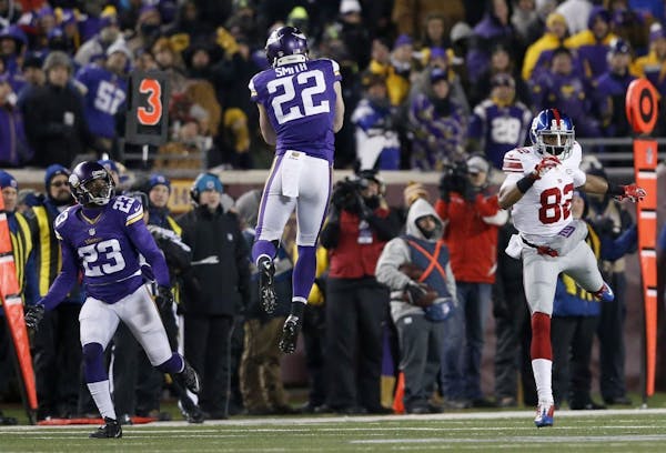 Vikings safety Harrison Smith (22) intercepted an Eli Manning pass and returned it 35 yards for a touchdown against the Giants on Sunday.