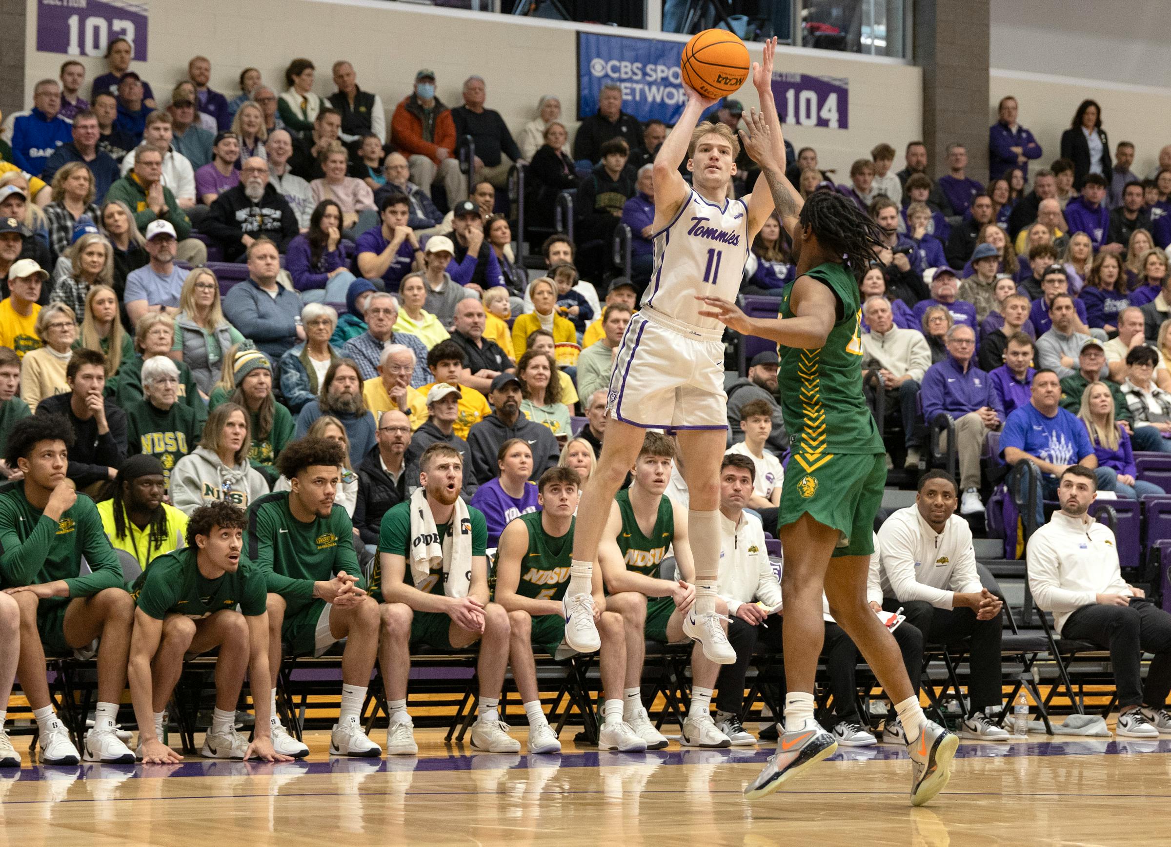 St. Thomas men’s basketball team rallies to victory over Denver