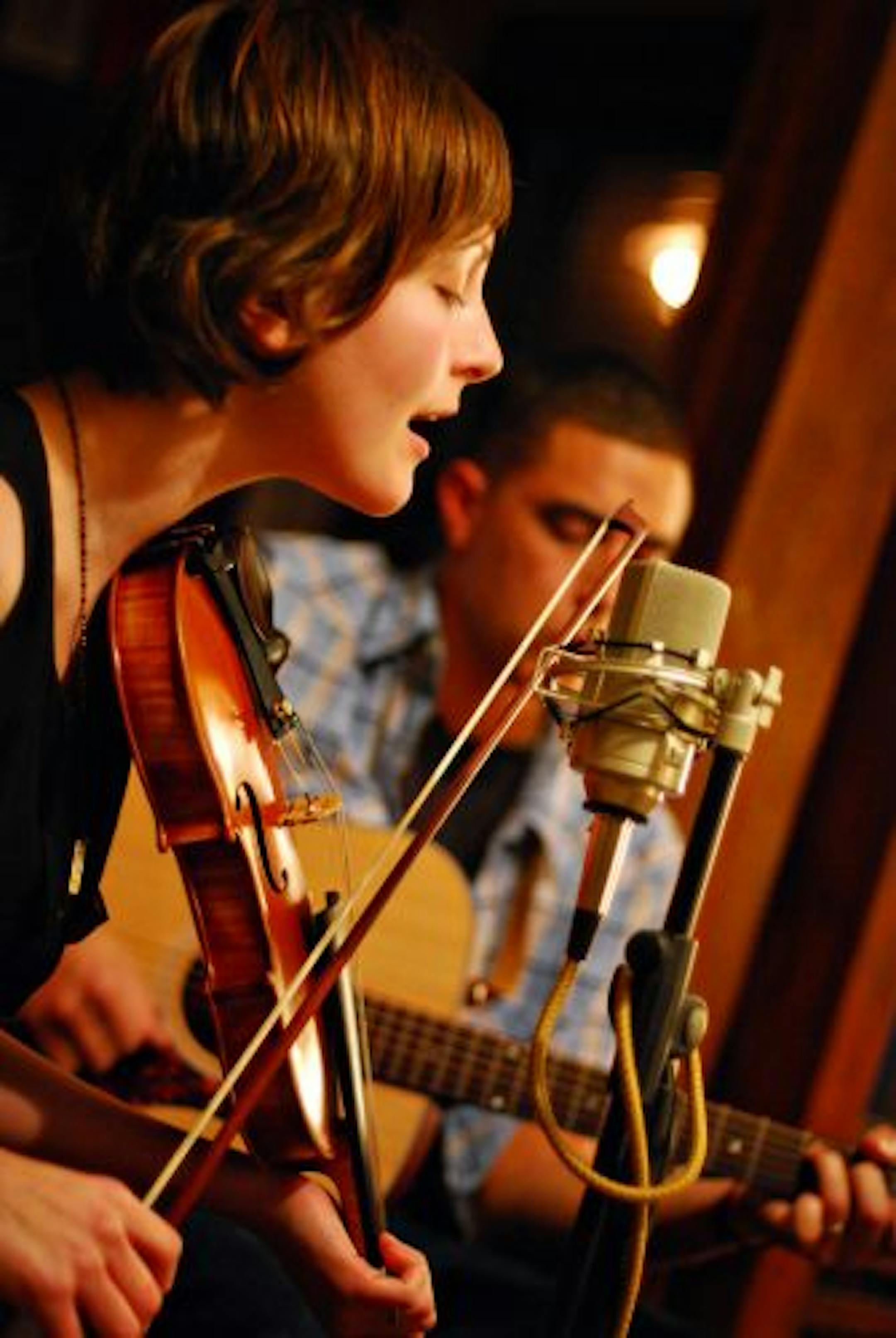 Roma di Luna plays a house party sponsored by cakein15.com in mid-November 2009.