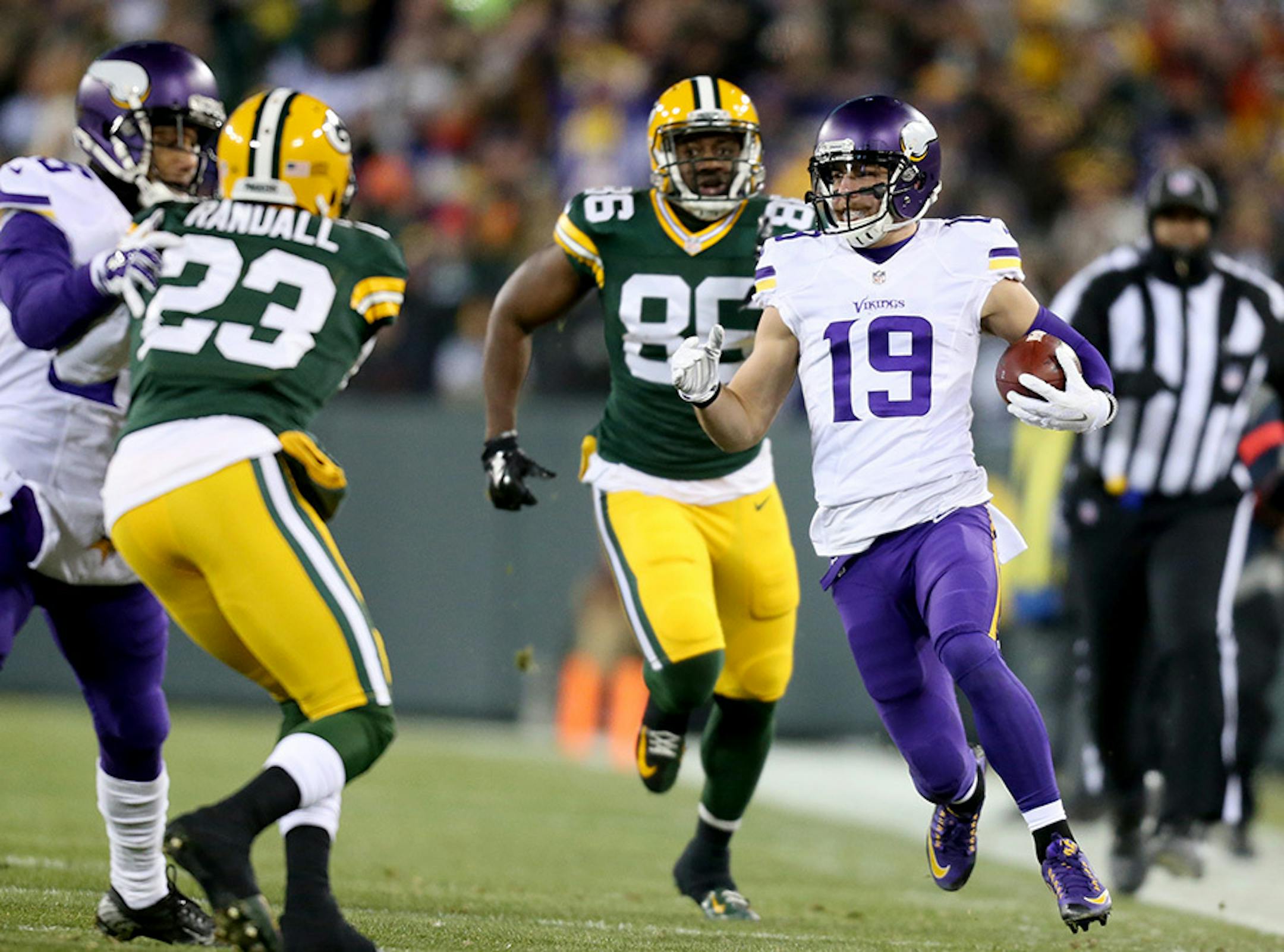 Vikings wide receiver Adam Thielen (19)