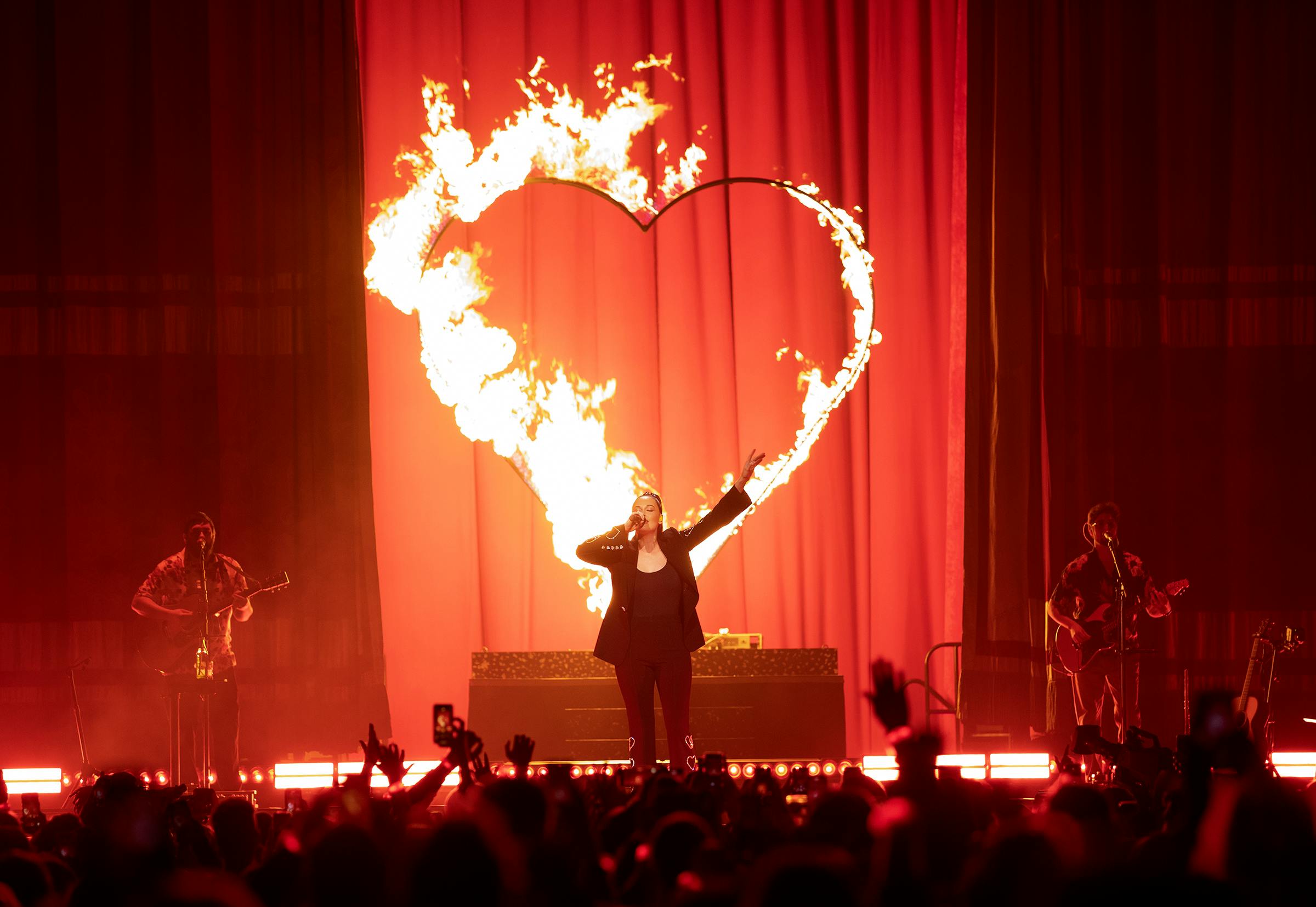 Country/pop star Kacey Musgraves burns bright in her emotional St. Paul