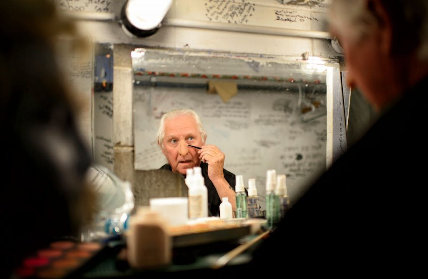 Don Shelby began the process of becoming Mark Twain by applying his prosthetic nose two hours before the opening-night curtain at Theatre L'Homme Dieu near Alexandria.