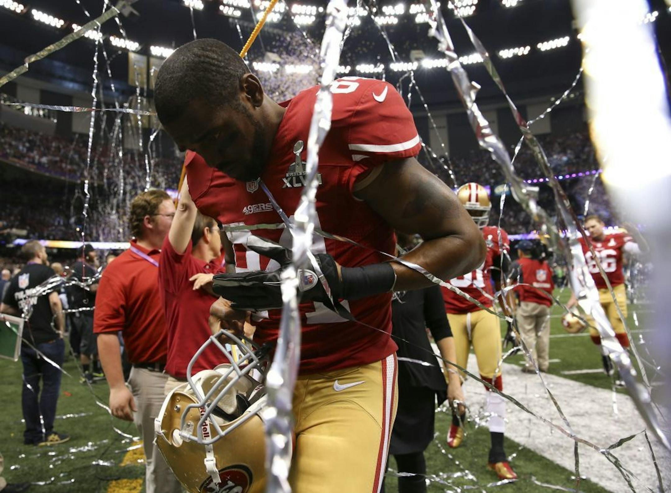 49ers wide receiver Randy Moss left the field as streamers fell after losing to the Baltimore Ravens in Super Bowl XLVII on Sunday.