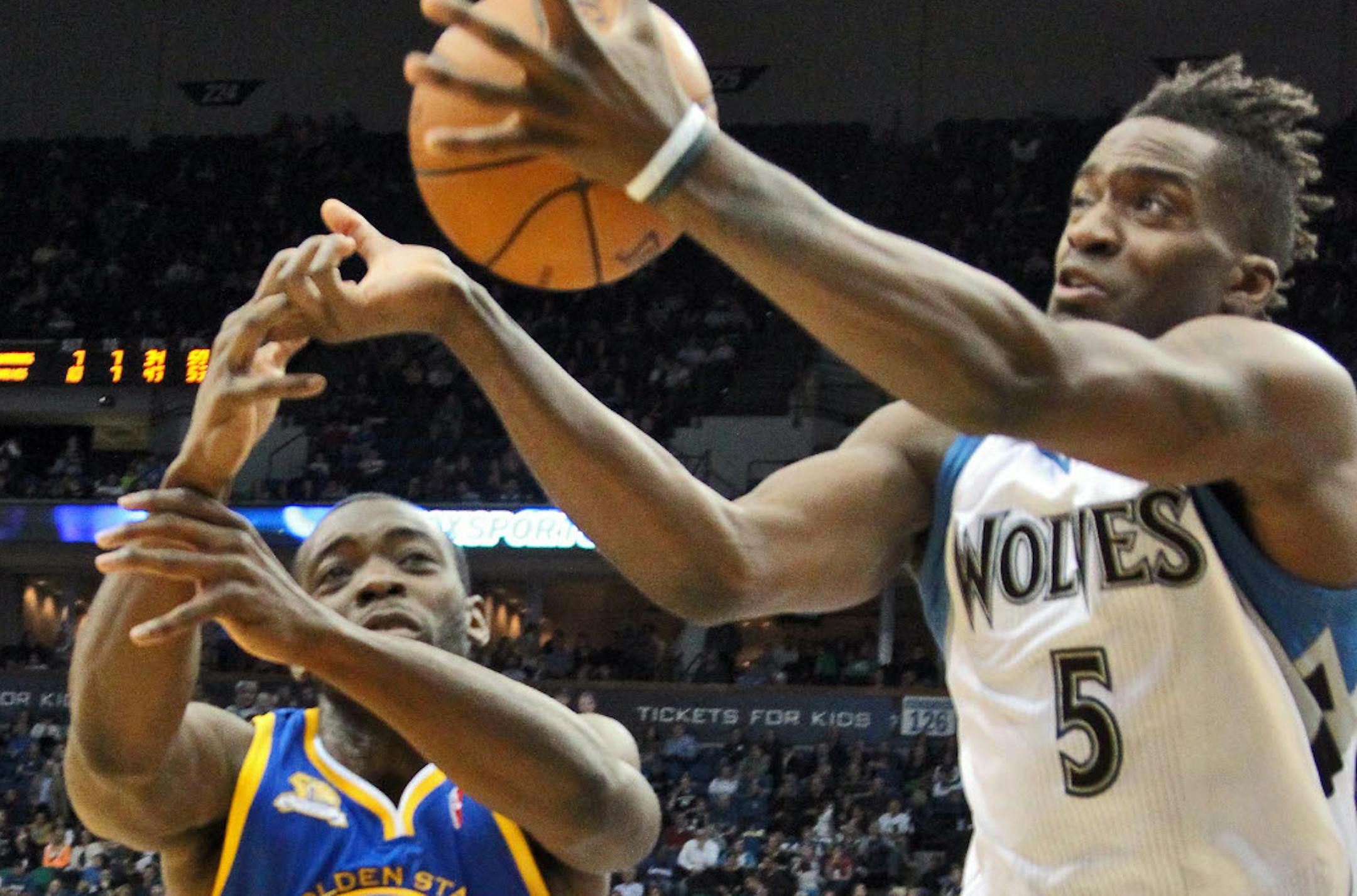 Golden State's Charles Jenkins, left, and Minnesota's Martell Webster chased after a loose ball.