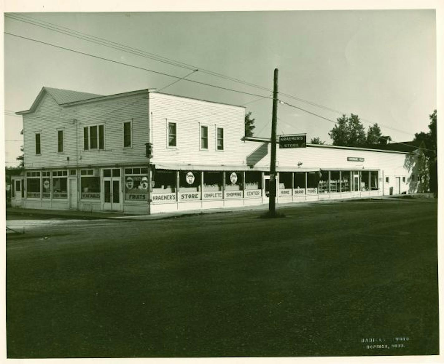 KRAEMER0701 in the West Extra. Kraemer�s Hardware in Minnetonka, taken not long after it was opened in 1909.