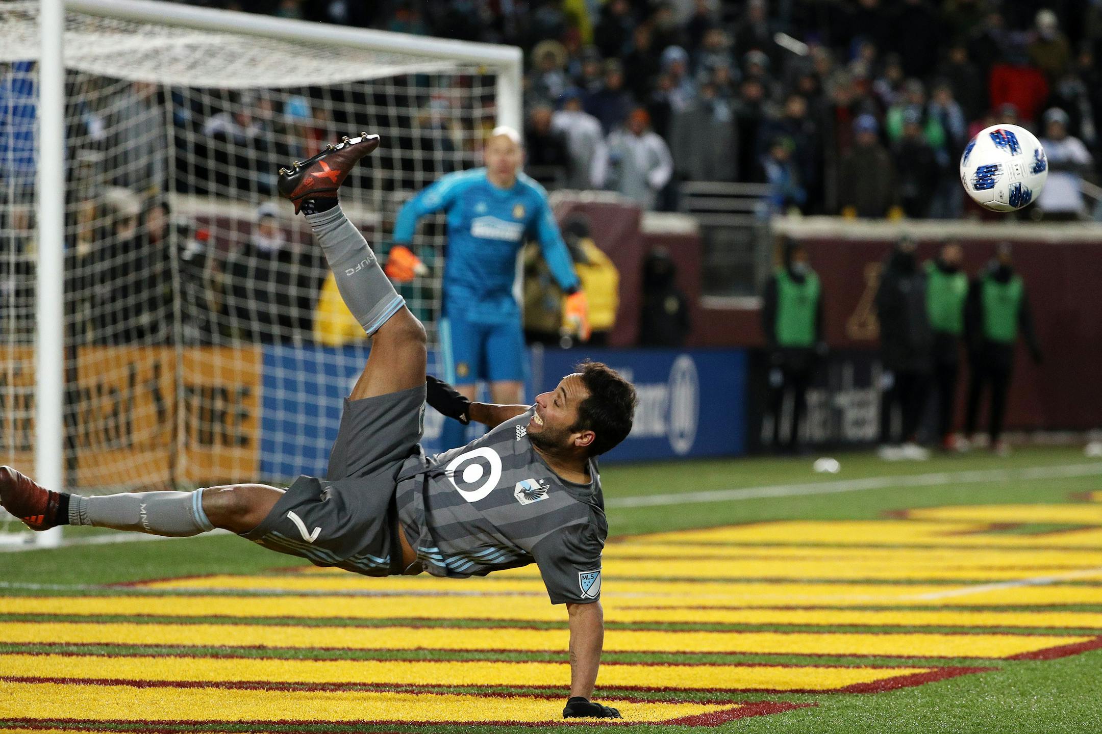 Minnesota United midfielder Ibson (7) went down as he tried to settle a long pass in front of the Atlanta United goal in the second half.