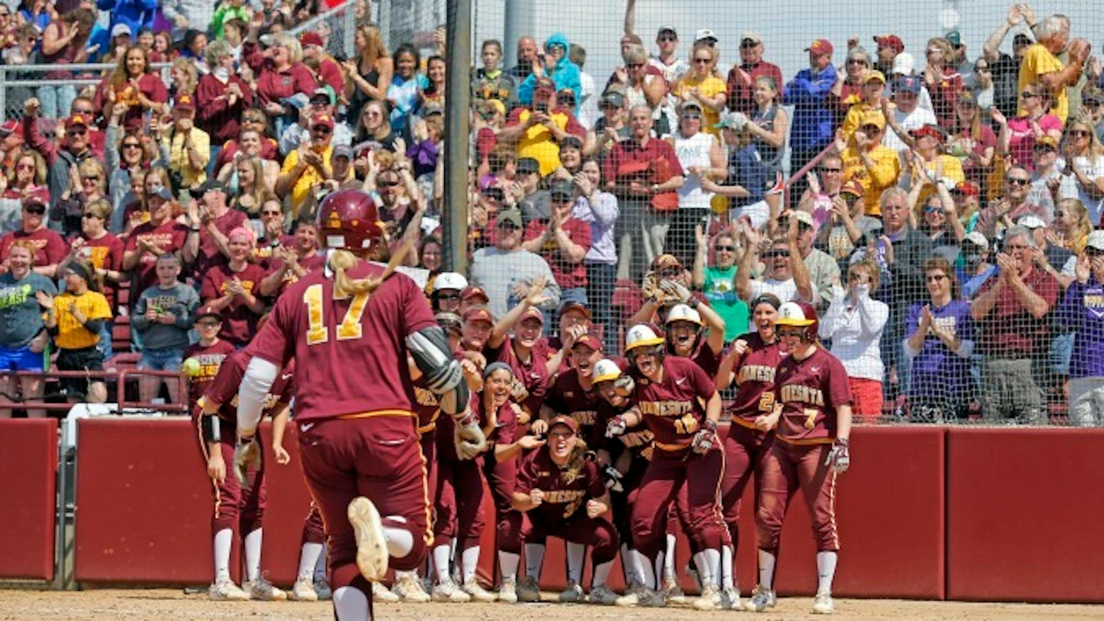 Teammates greeted Sara Groenewegen after her grand slam.