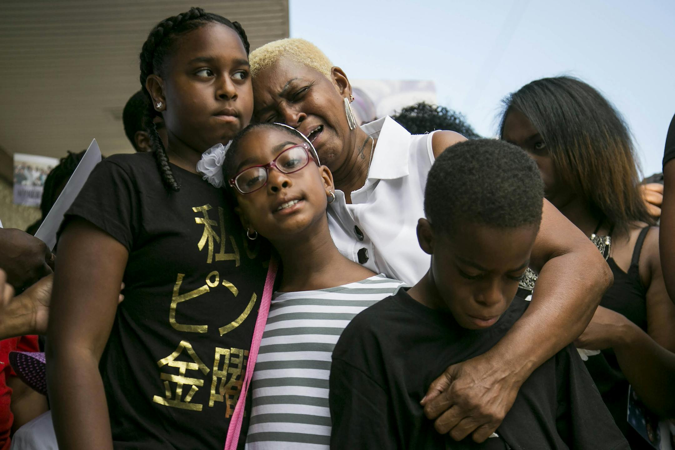 Diann Aldridge and her grandchildren grieved for the children&#x2019;s mother, Nykea Aldridge, at a vigil in Chicago on Sunday.