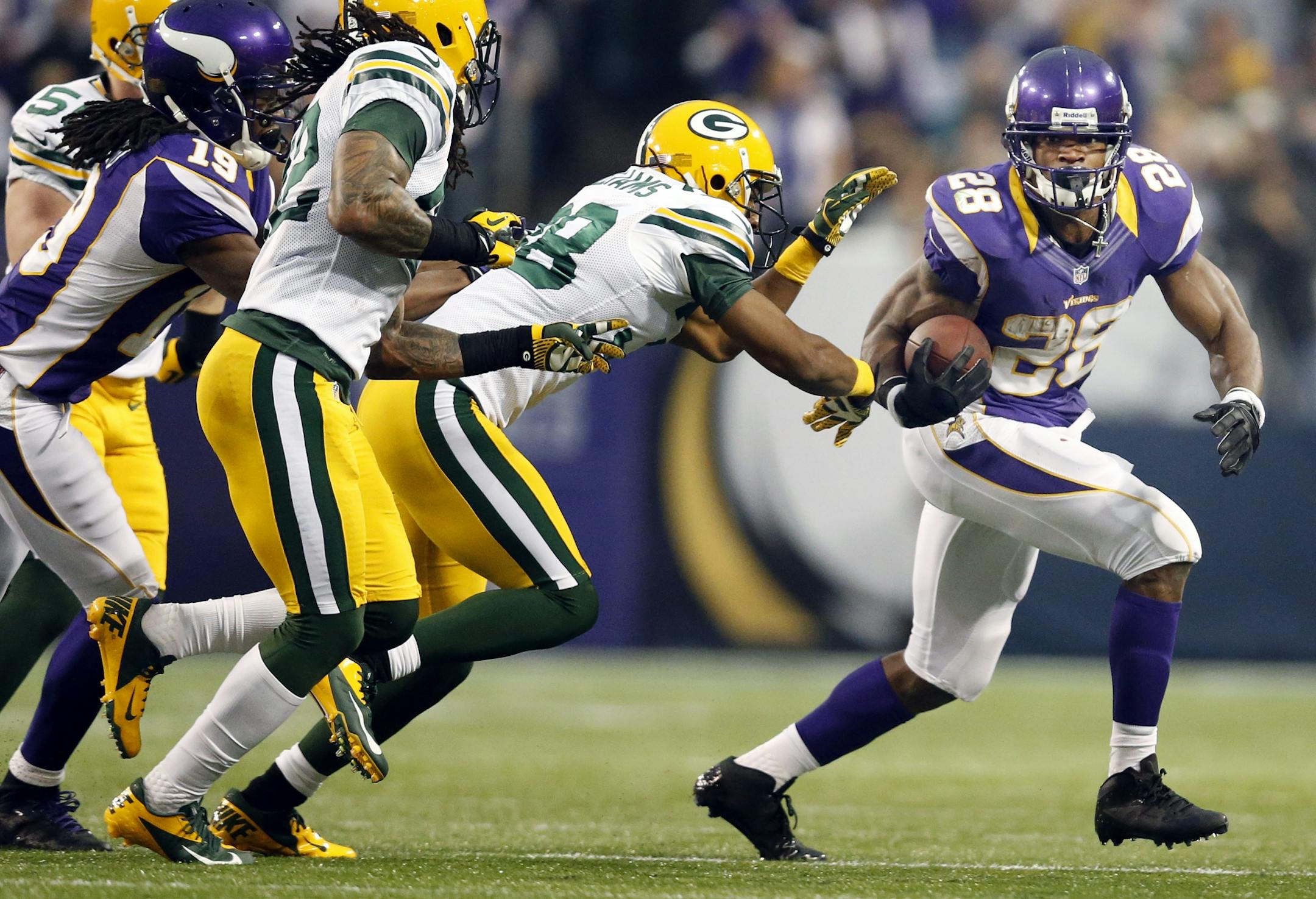 Vikings running back Adrian Peterson (28) in the first quarter, on his way to 199 yards against the Packers.