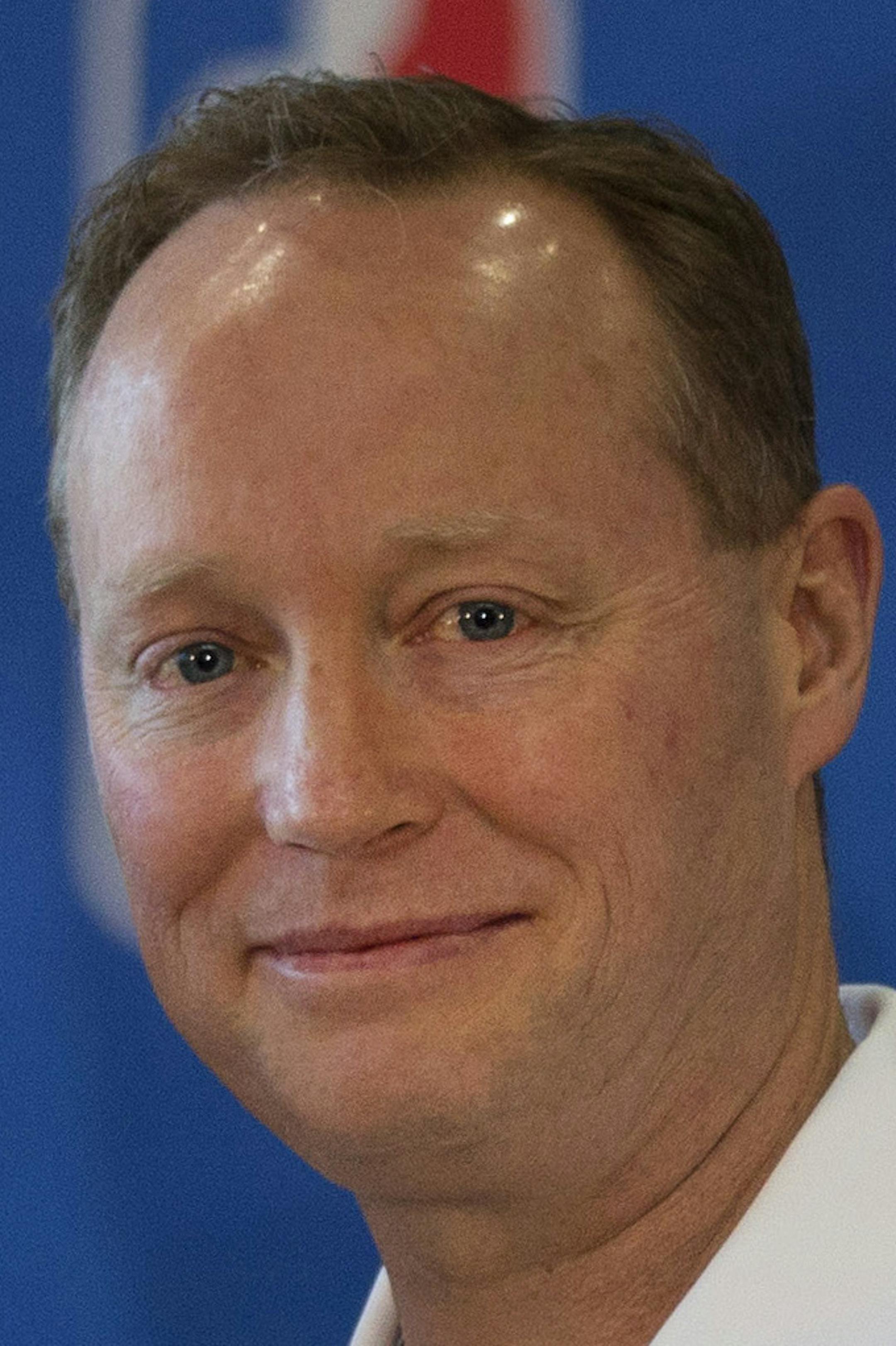 Atlanta Hawks CEO Steven Koonin, left, presents Atlanta Hawks head coach Mike Budenholzer with the Red Auerbach Trophy for NBA coach of the Year during a basketball news conference, Tuesday, April 21, 2015, in Atlanta. (AP Photo/John Bazemore)