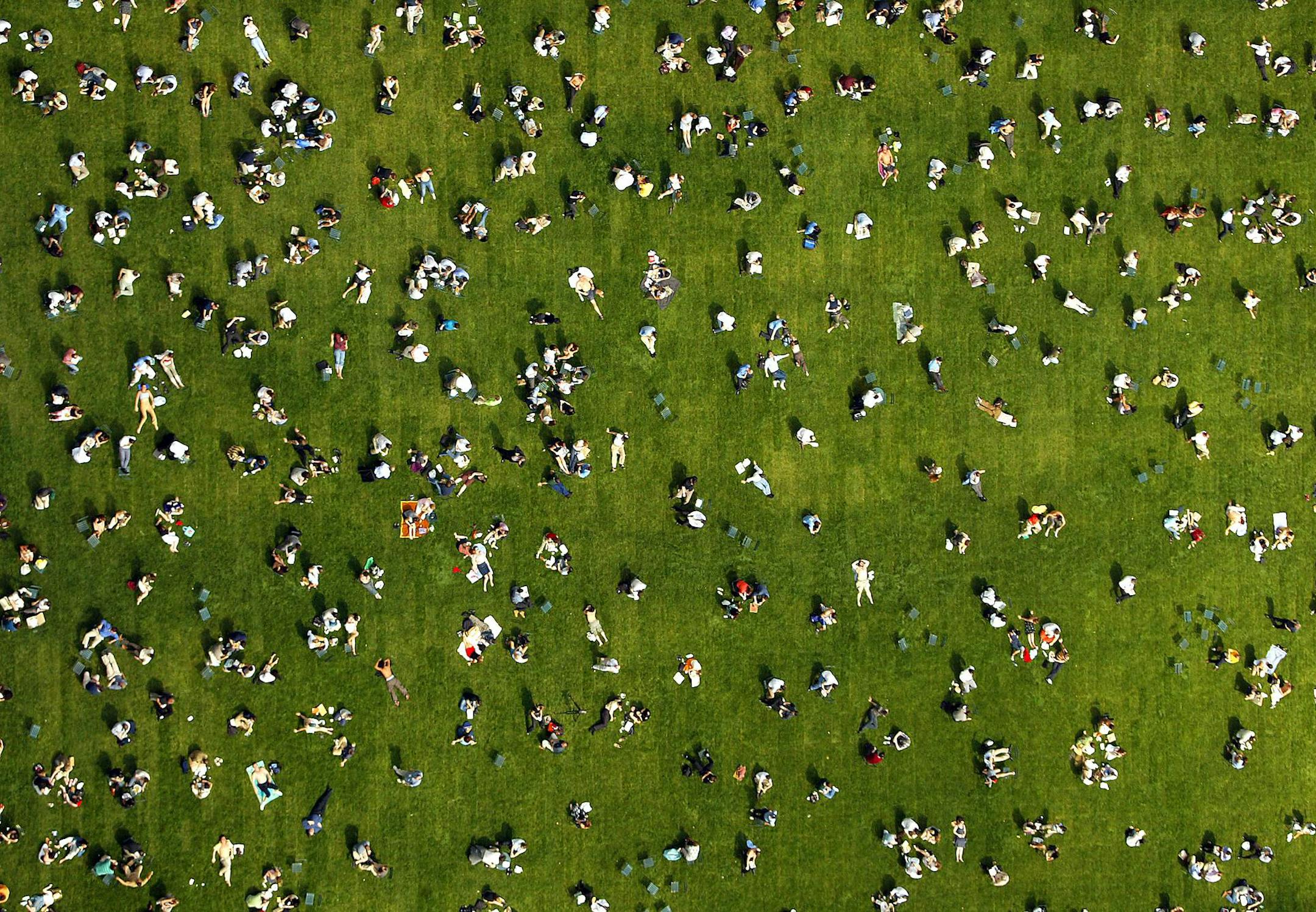 (NYT7) NEW YORK -- April 16, 2002 -- NY-HEAT -- As temperatures hovered around record highs for April in Manhattan, hundreds of New Yorkers spent their lunch hour getting a tan in Bryant Park, Tuesday. It's not even May yet but it feels like July this week as temperatures climb into the 80s and the low 90s from the Plains to the East Coast, drawing people outside in shorts and T-shirts. (Vincent Laforet/The New York Times) **STAND ALONE** ORG XMIT: NYT7