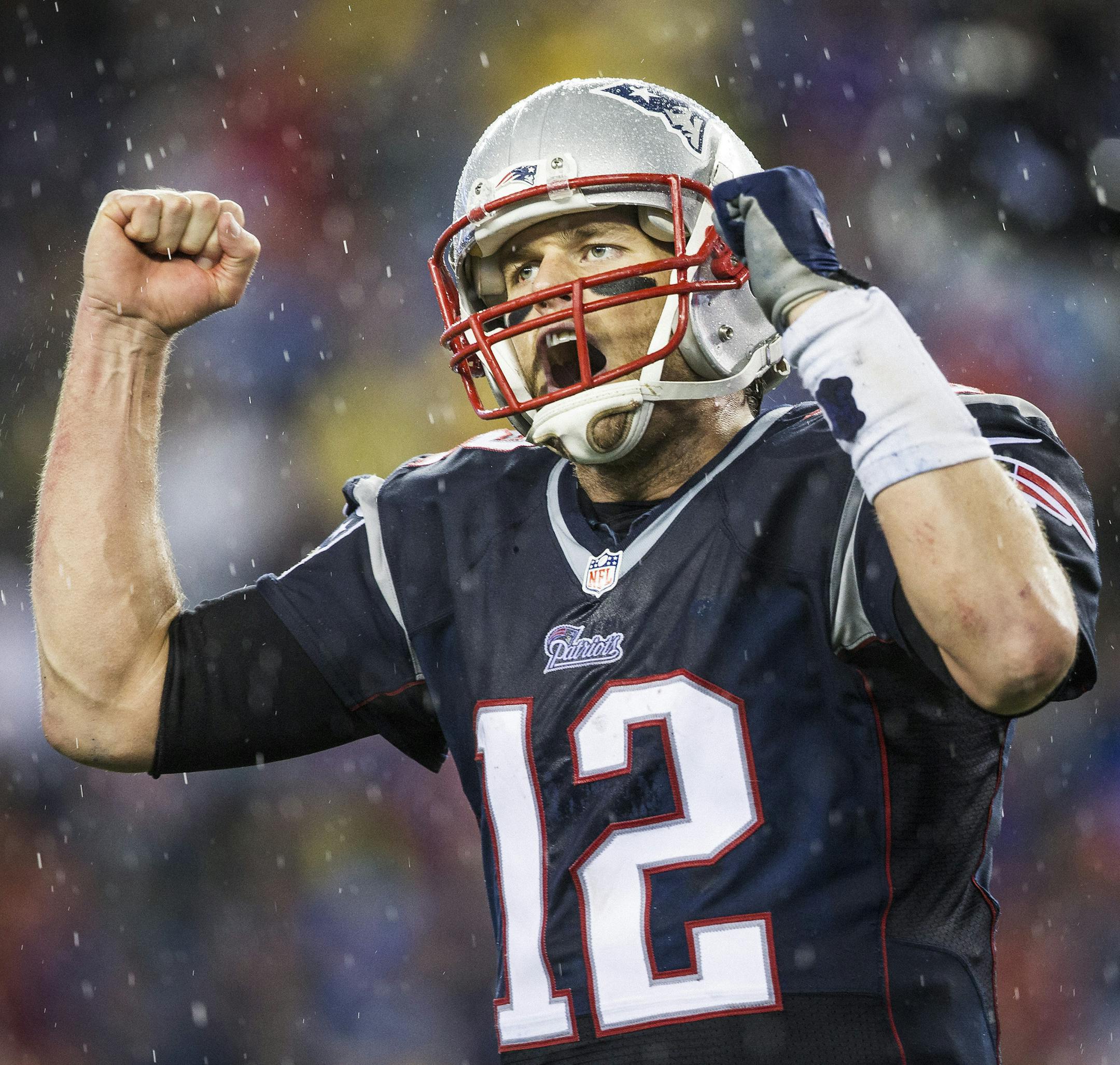 FILE — New England Patriots quarterback Tom Brady leaves the game to thunderous applause in the final minutes of the AFC championship game against the Indianapolis Colts in Foxboro, Mass., Jan. 18, 2015. The NFL gave Brady a four-game suspension on May 11, 2015, citing his role in the team’s illegal deflation of footballs. The league also fined New England $1 million and took away two draft picks, including a first-round choice in 2016. (Damon Winter/The New York Times)