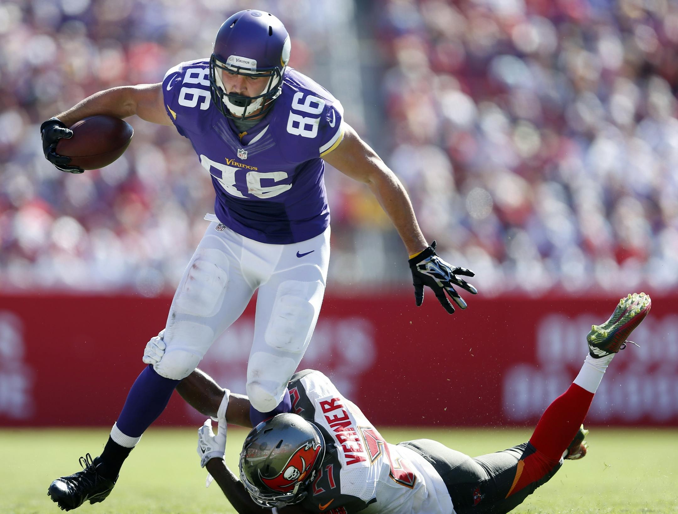 Chase Ford (86) was tackled by Alterraun Verner (21) in the third quarter.