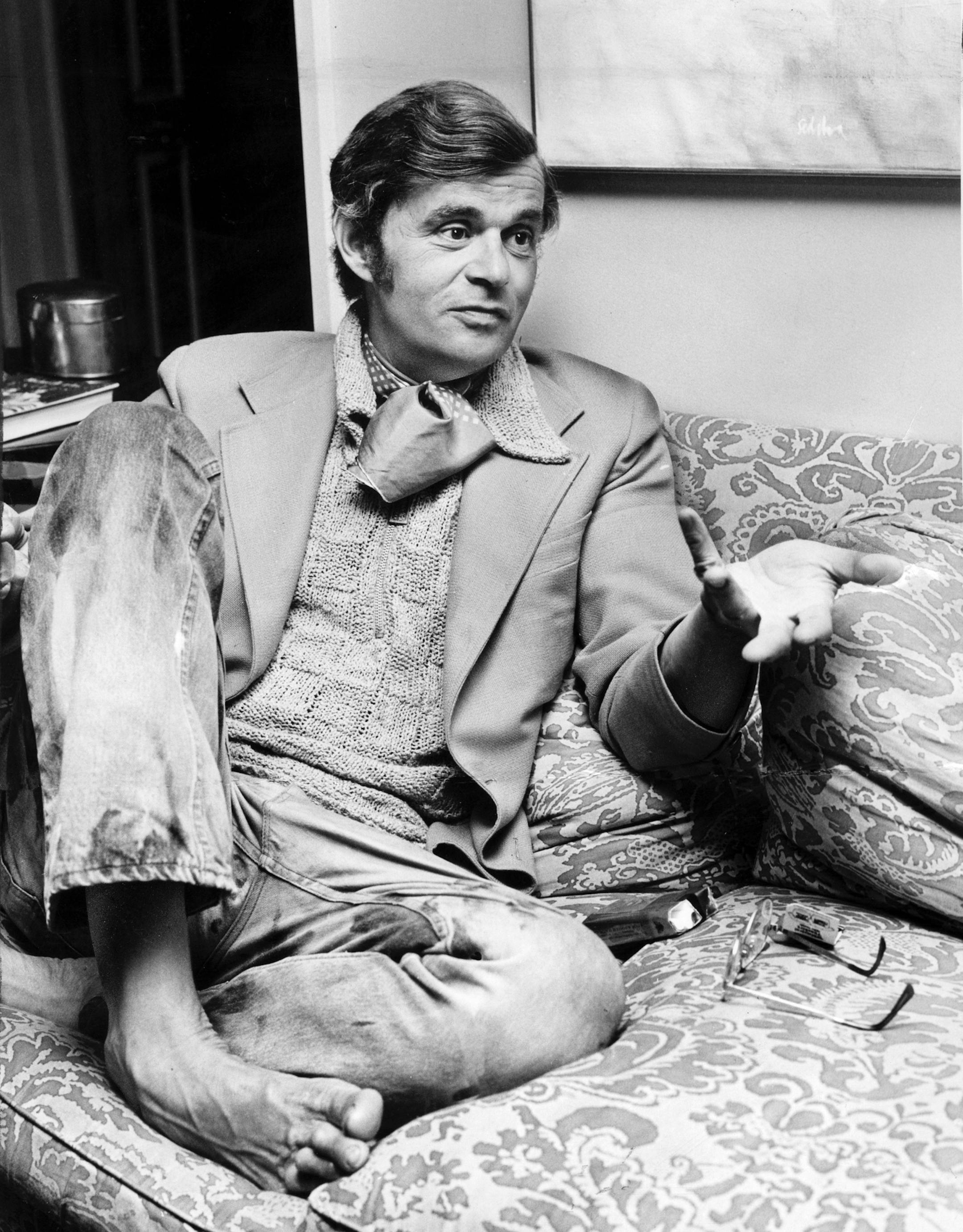 Author Stephen Birmingham talks about his book "The Right People" and other projects with a Los Angeles Times writer in 1972. (Los Angeles Times file photo/TNS)