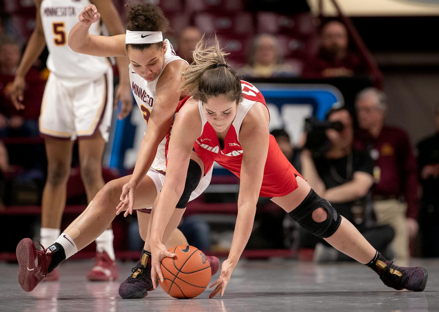 The Gophers' Destiny Pitts, left, and Ohio State's Makayla Waterman fought for a loose ball in the first quarter of the Buckeyes' 65-55 victory at Williams Arena on Monday night. ] CARLOS GONZALEZ • cgonzalez@startribune.com – Minneapolis, MN – January 28, 2019, Williams Arena, NCAA Women's Basketball, University of Minnesota Gophers vs. Ohio State