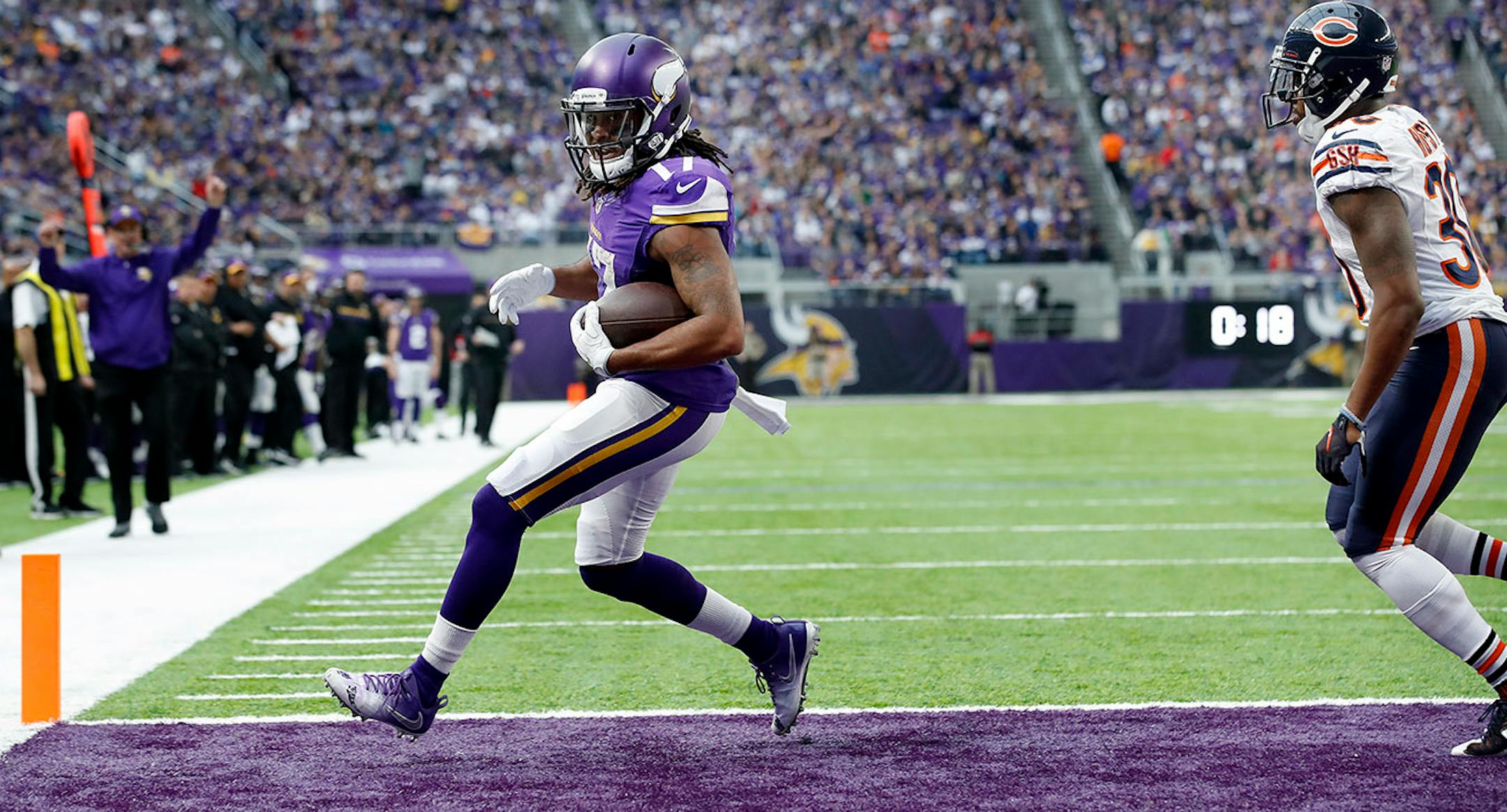 Jarius Wright (17) caught a 1-yard touchdown pass in the second quarter.