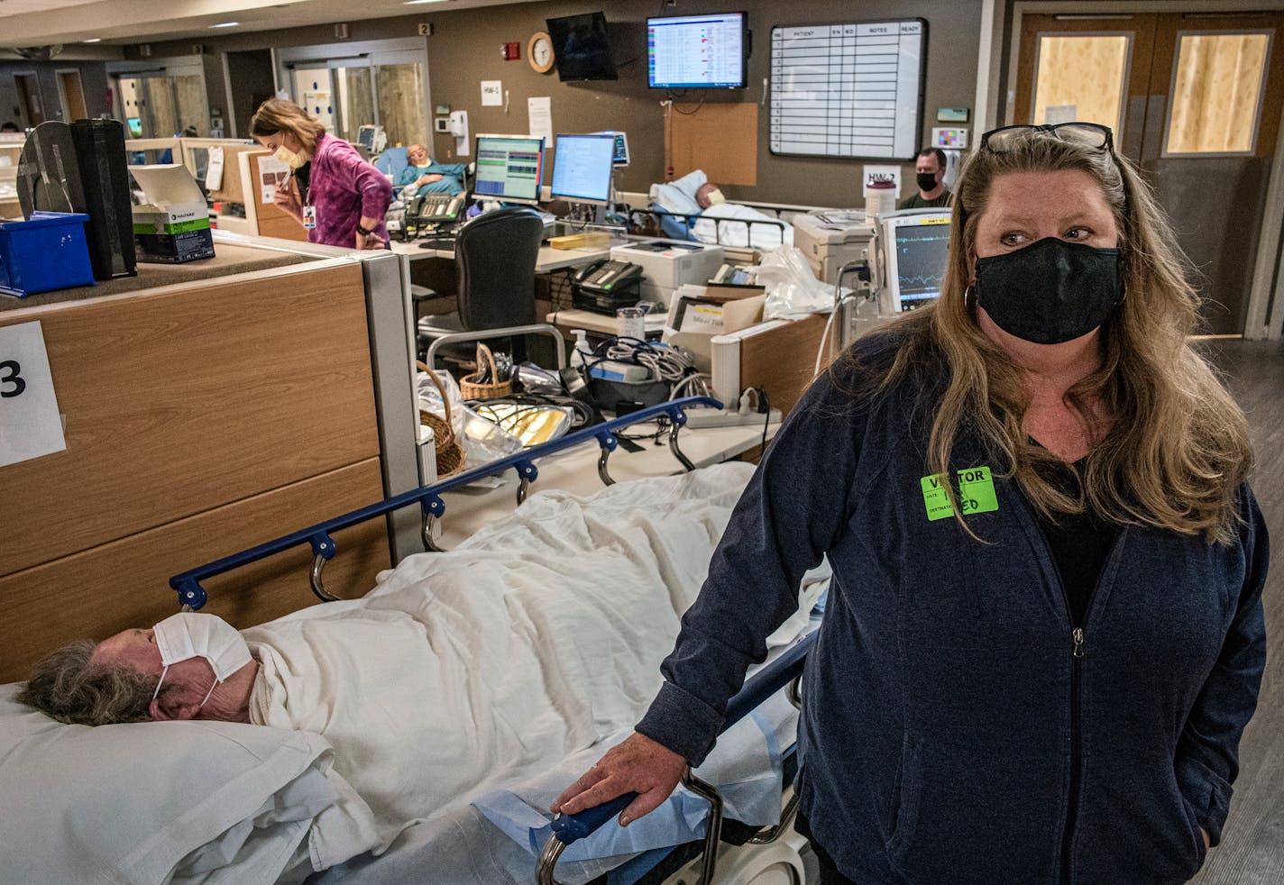 Jennifer Heifort of Big Lake waits with her mother Mavis Peterson to be seen by a cardiologist in the emergency department in Maplewood, Minn., on Thursday, Nov. 3, 2022. Health care shortages are creating backups and lack of beds at hospitals all over the metro including M Health Fairview St. John's Hospital.] RICHARD TSONG-TAATARII • richard.tsong-taatarii @startribune.com