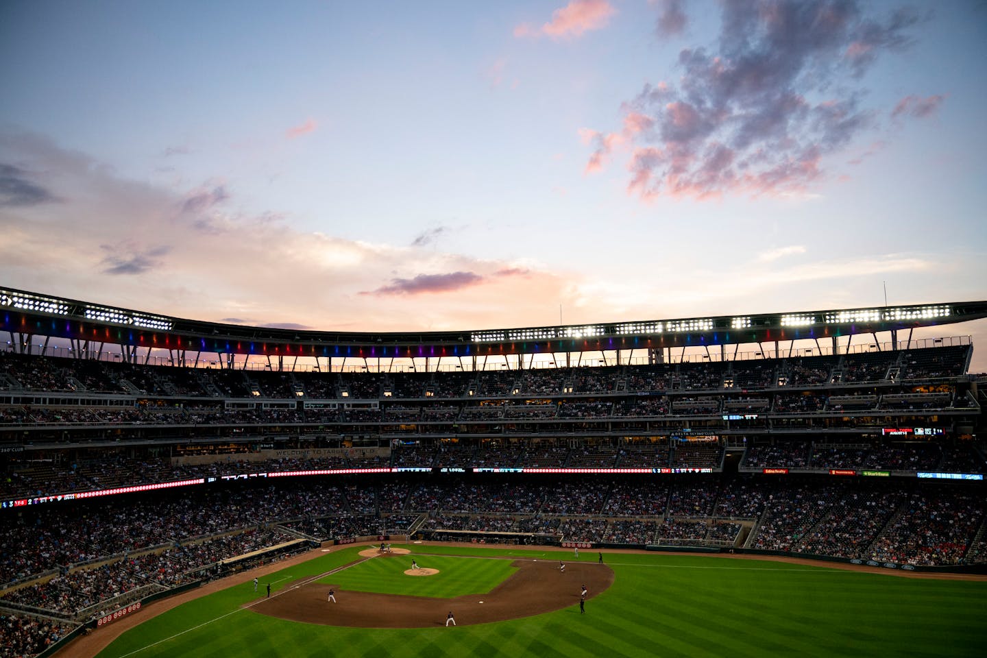 The sun sets as the fifth inning between the Minnesota Twins and the Chicago White Sox is played Friday, July 15, 2022 at Target Field in Minneapolis. ]