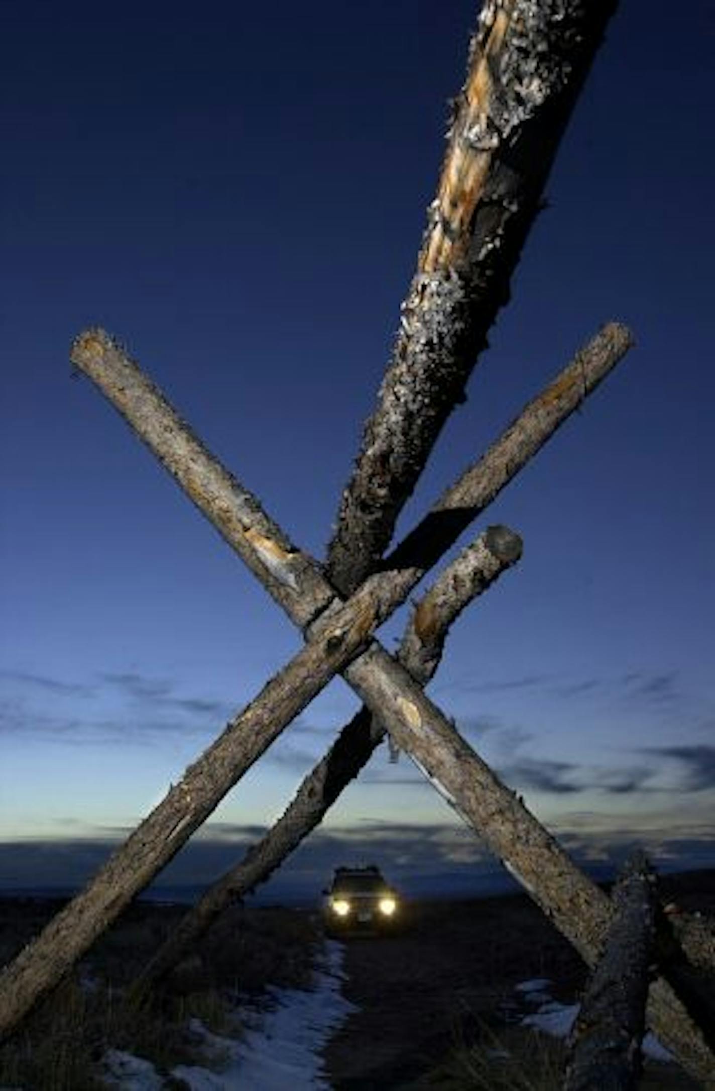 KRT US NEWS STORY SLUGGED: LARAMIE KRT PHOTO BY ANDY ROGERS/COLORADO SPRINGS GAZETTE (March 14) Although a new fence has been built where openly-gay student Matthew Shepard was killed in Laramie, Wyoming, a makeshift memorial is still nearby. (GT) NC KD 2002 (Vert)