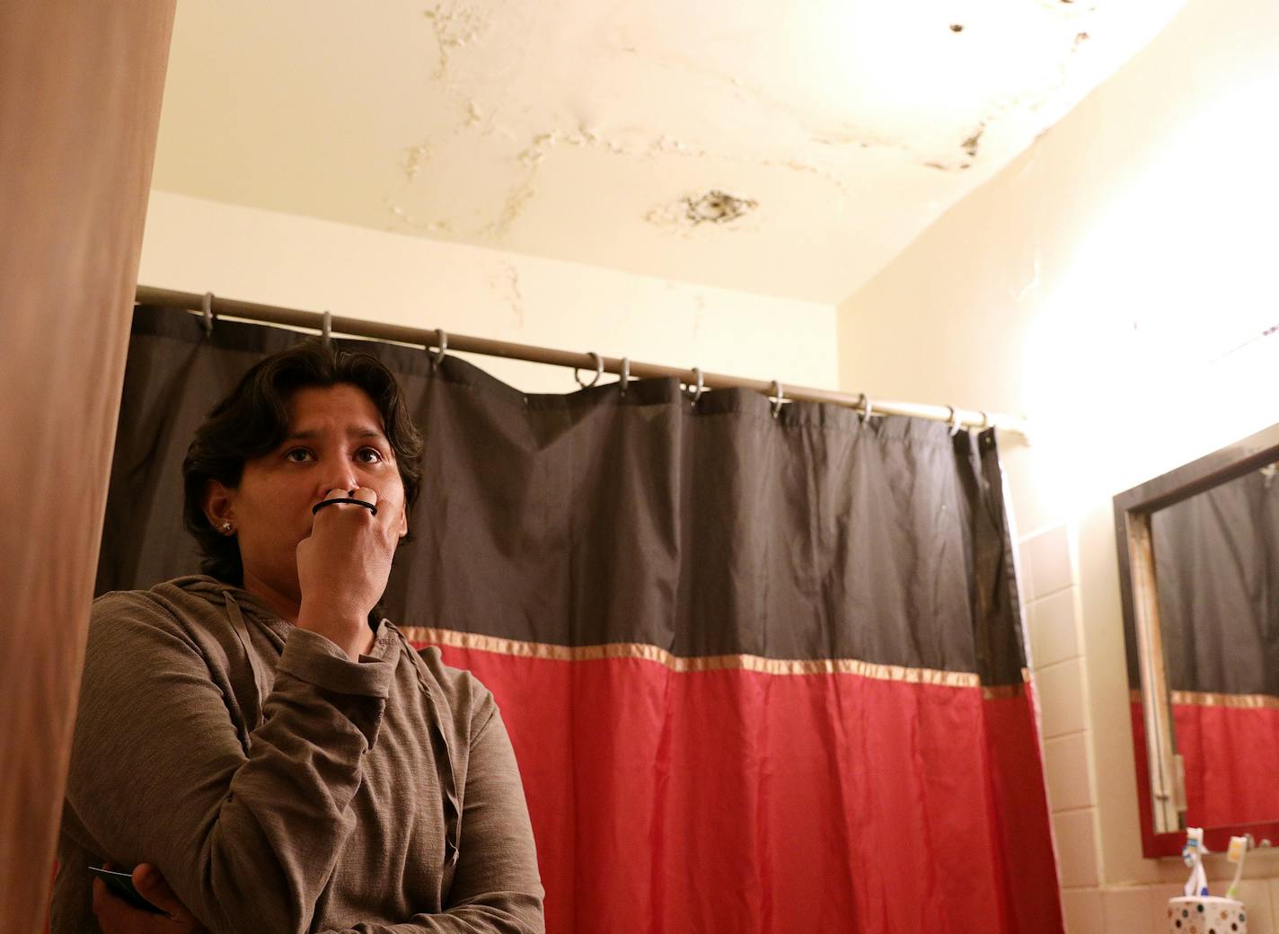 Bridget Peake talked about the mold growing on the ceiling of her apartment unit. ] ANTHONY SOUFFLE &#x2022; anthony.souffle@startribune.com Tenants showed off the poor conditions of their apartment units Wednesday, Feb. 22, 2017 at 3720 Minnehaha Avenue in Minneapolis.