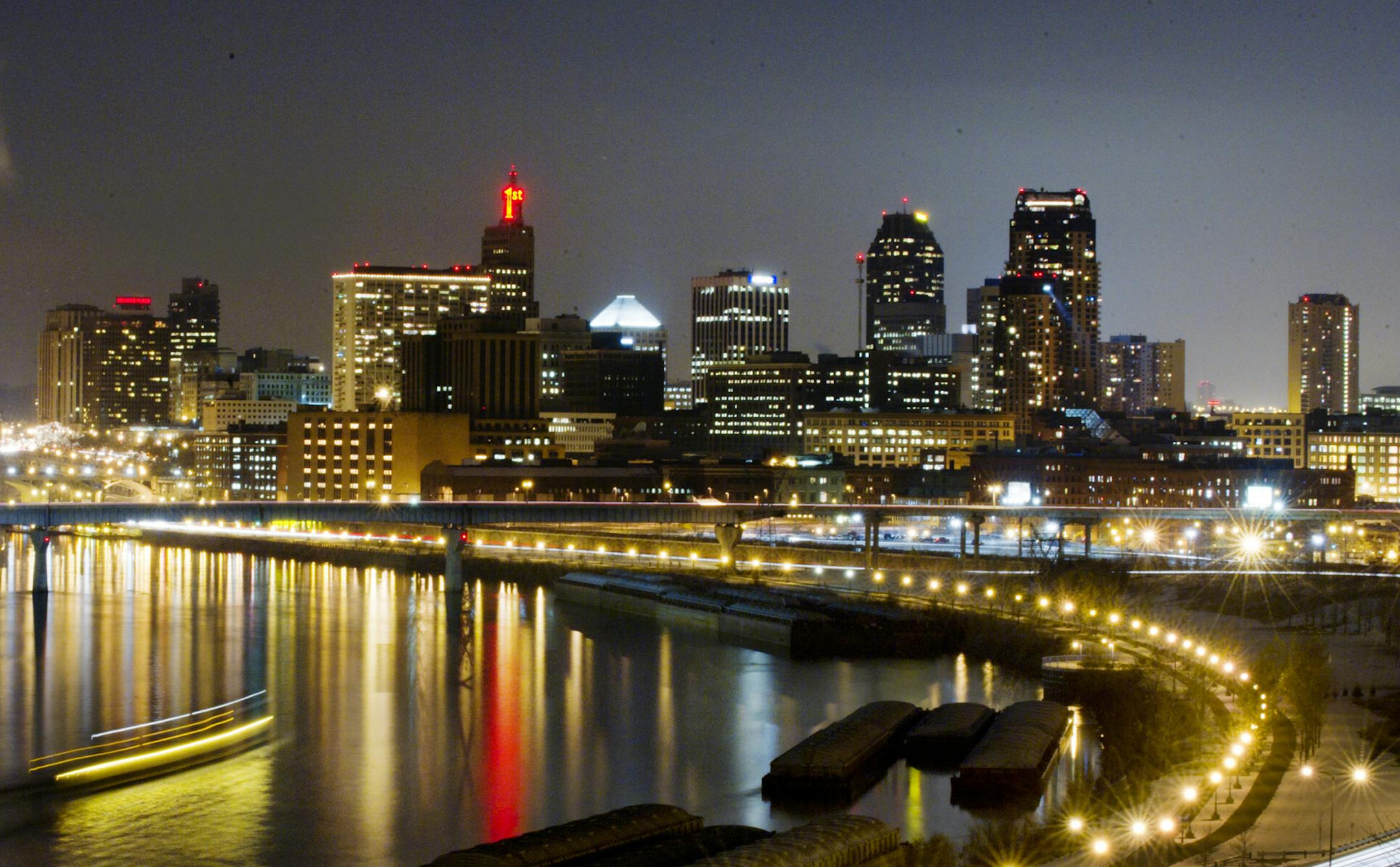 DAVID BREWSTER ¬• dbrewster@startribune.com Monday 11/15/10 St.Paul ] Downtown St.Paul on the Mississippi River.