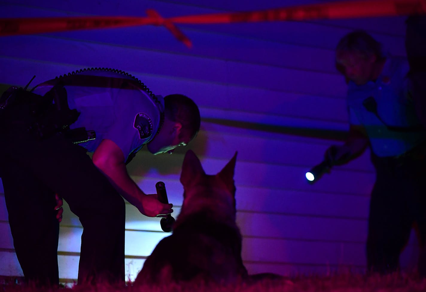 Police look for evidence next to a home near the scene of a fatal shooting at Penn Avenue North and North 21st Avenue on Thursday, May 26, 2016 in Minneapolis, Minn. ] (AARON LAVINSKY/STAR TRIBUNE) aaron.lavinsky@startribune.com Police investigate a fatal shooting at Penn Avenue North and North 21st Avenue on Thursday, May 26, 2016 in Minneapolis, Minn.