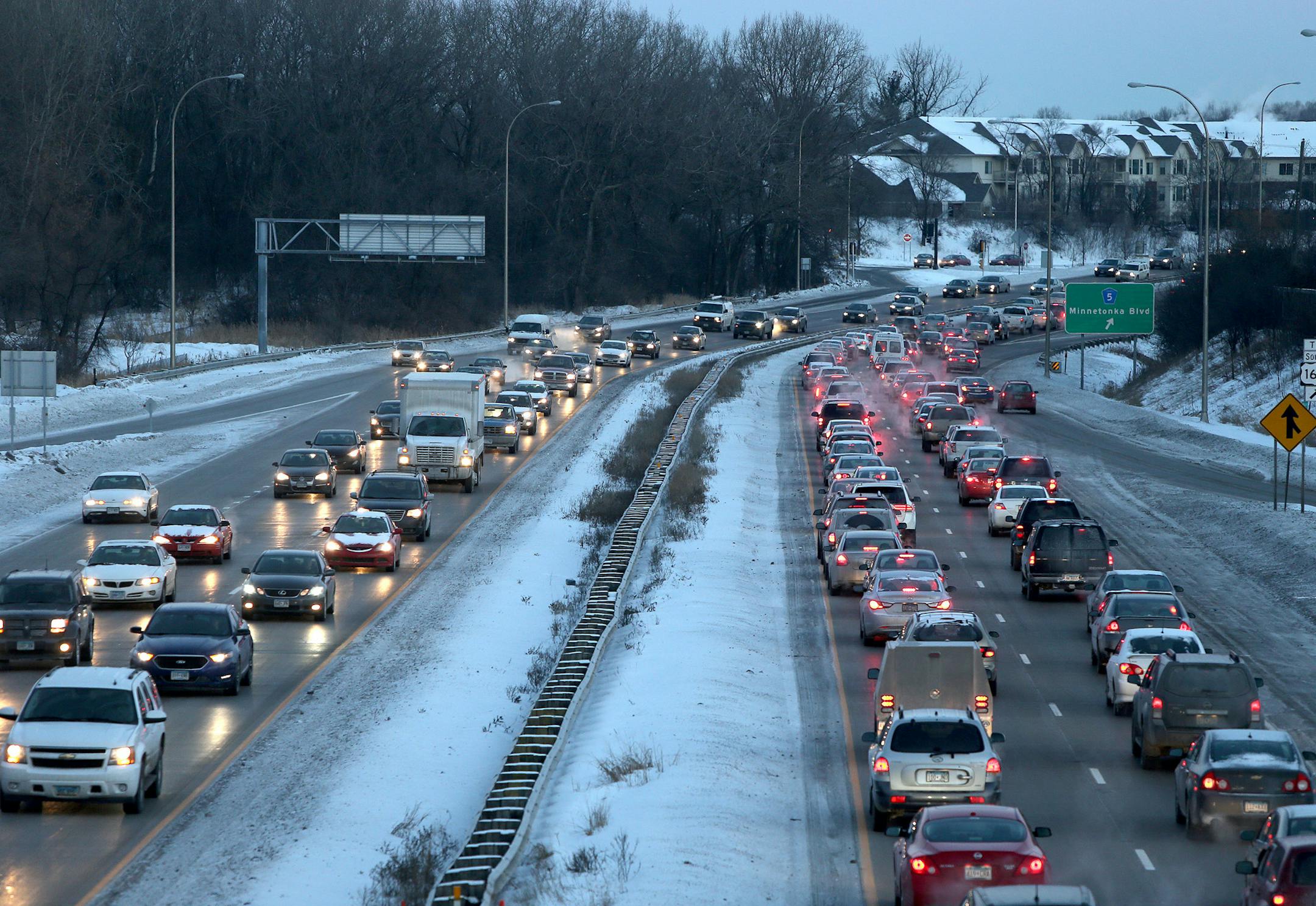 Traffic slowly made its way North and Southbound on Hwy 169 and Hwy 7 in St. Louis Park, Tuesday, January 7, 2014. (ELIZABETH FLORES/STAR TRIBUNE) ELIZABETH FLORES &#x2022; eflores@startribune.com