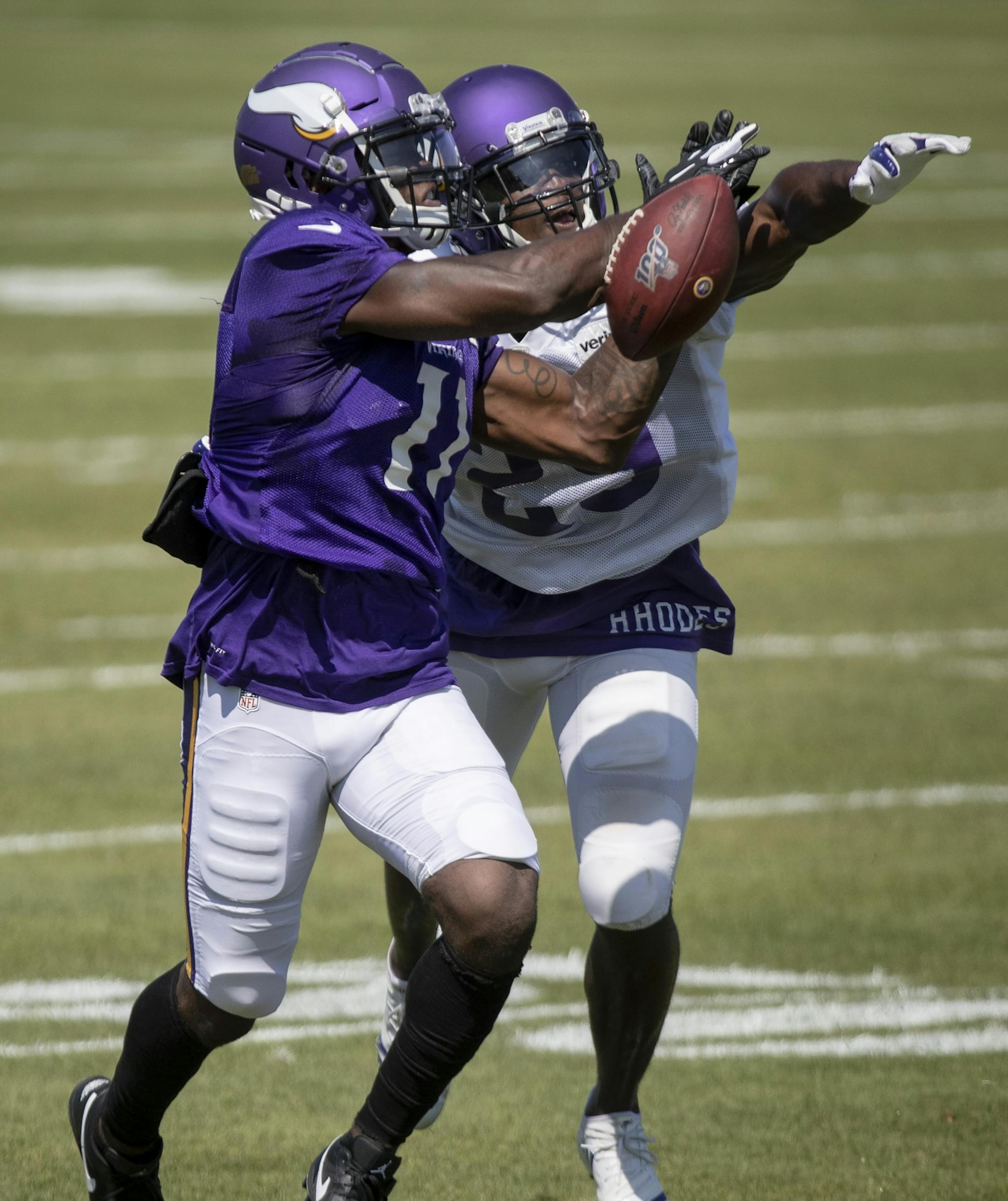 Minnesota Vikings' Xavier Rhodes (29) broke up a pass intended for Laquon Treadwell.