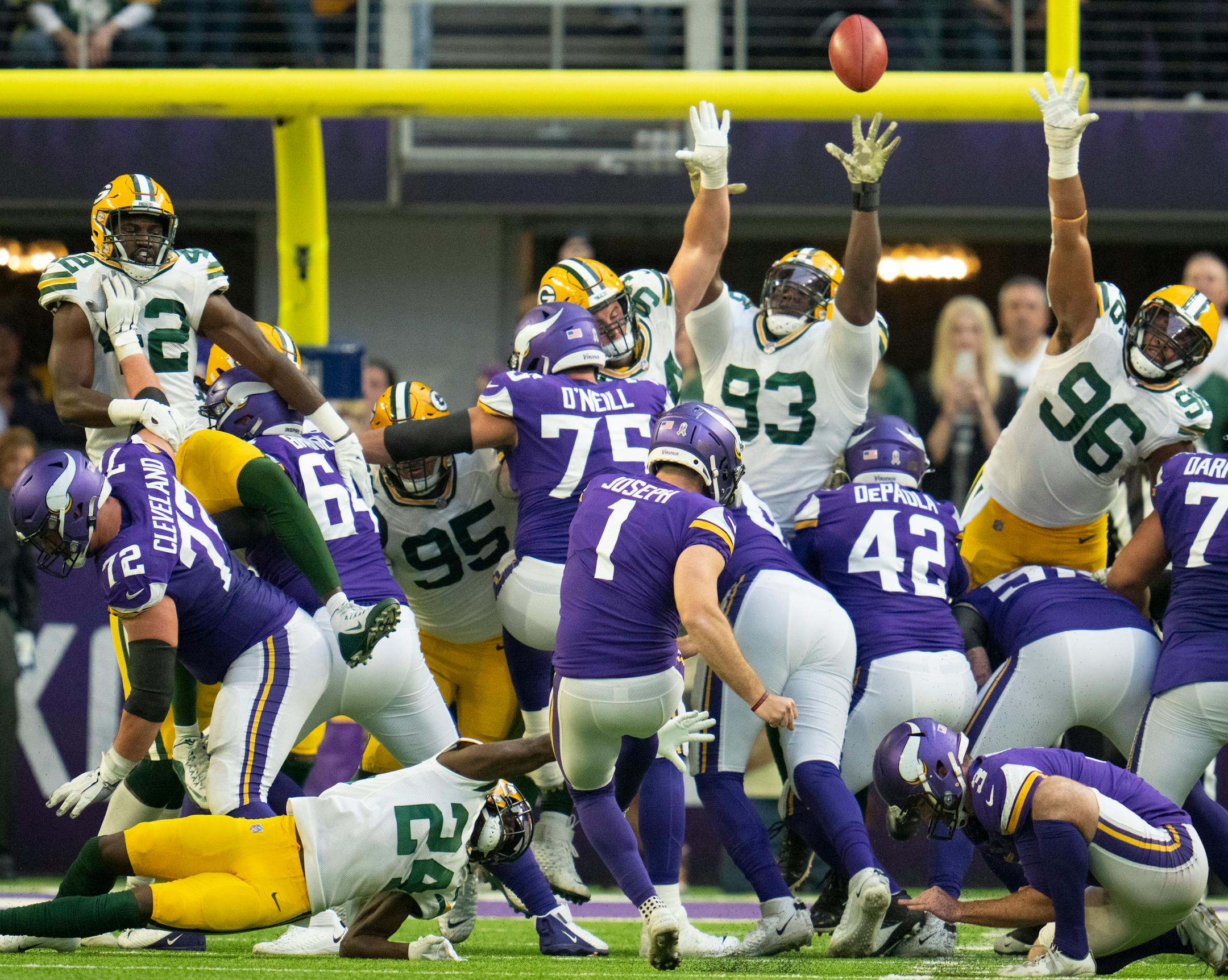 Minnesota Vikings kicker Greg Joseph (1) nailed a 29 yard field goal as time ran out to give the Vikings the win over the Packers.