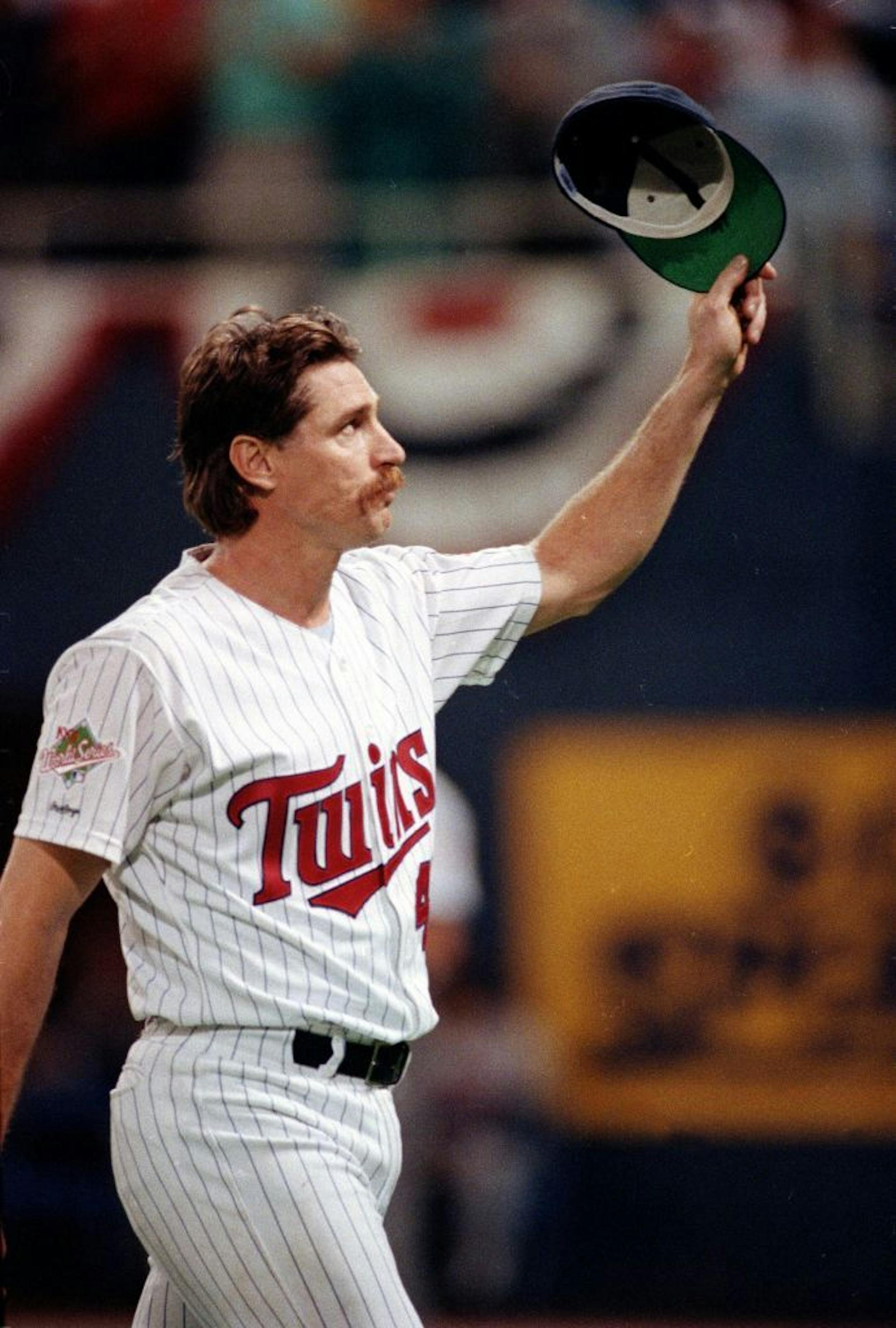 Minnesota Twins pitcher Jack Morris acknowledges the crowd as he leaves the game in the seventh inning against Atlanta Braves during Game 1 of the World Series in Minneapolis, Minn., Saturday, Oct. 19, 1991. The Twins won 5-2.