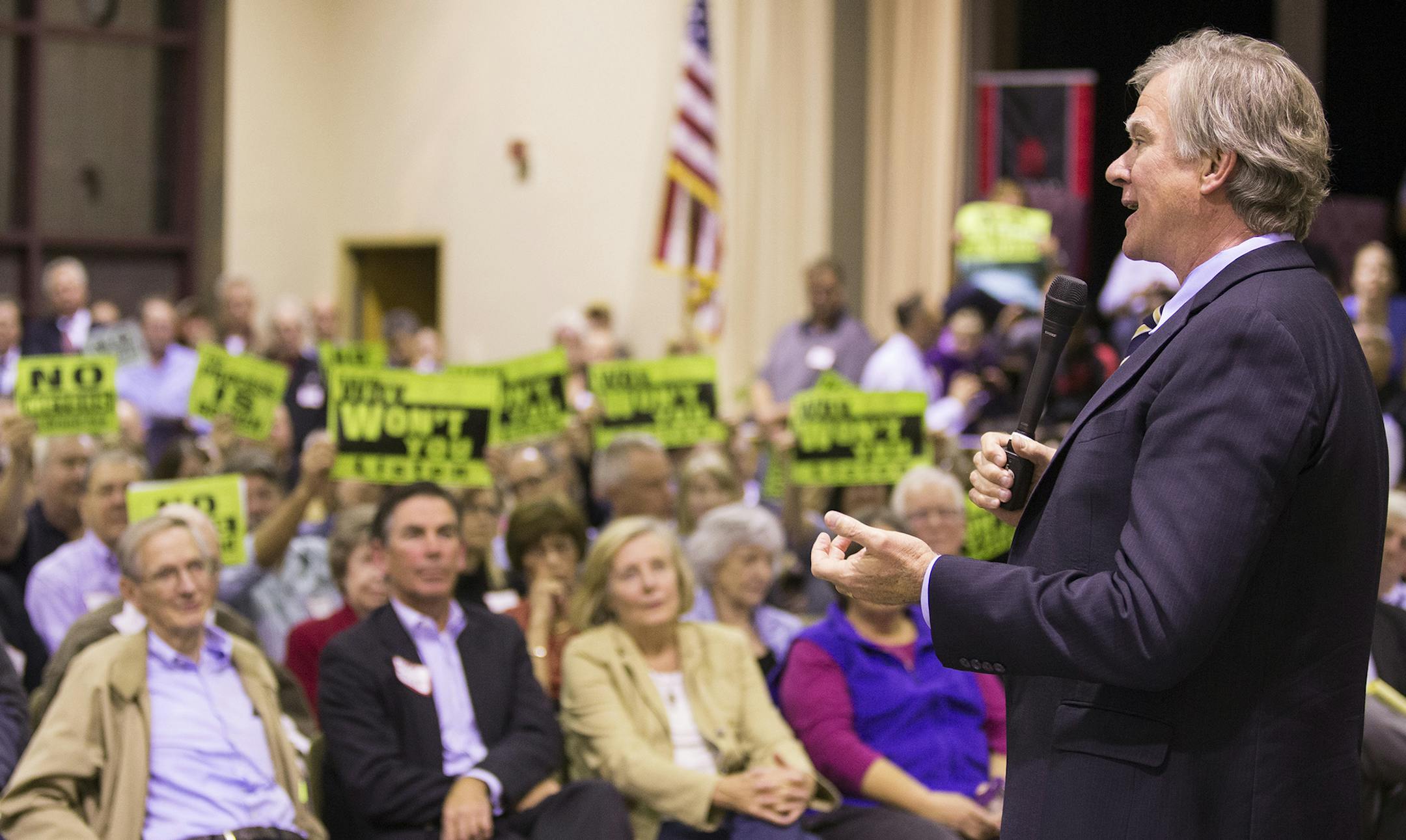 St. Paul Mayor Chris Coleman listens during a public meeting at William Mitchell College of Law in St. Paul to discuss the issue of putting parking meters on Grand Avenue on Monday, October 19, 2015. ] (LEILA NAVIDI/STAR TRIBUNE) leila.navidi@startribune.com ORG XMIT: MIN1510192049542235