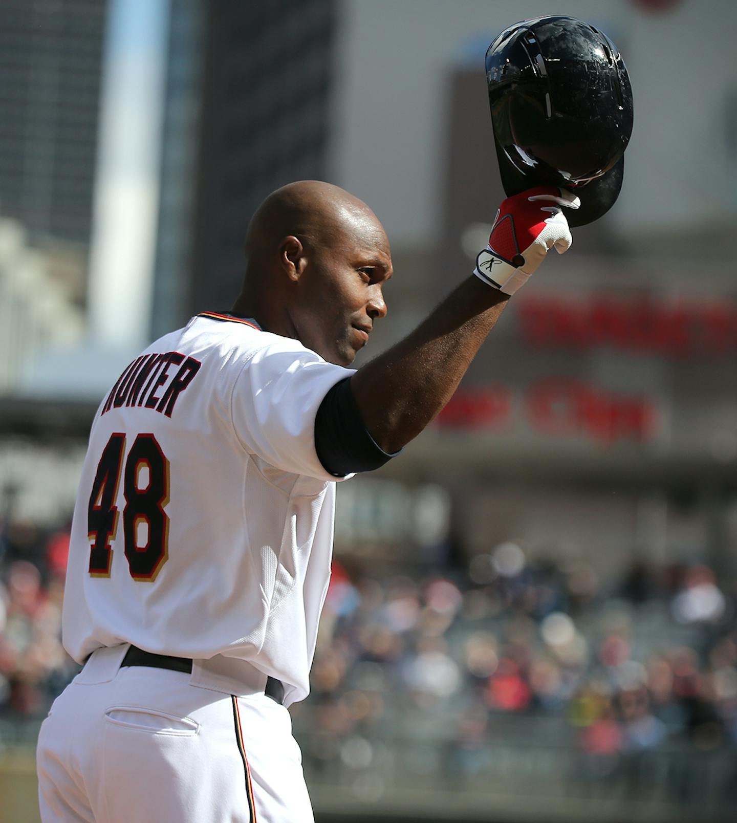 Torii Hunter tips his cap before hitting for the first time during the Twins home opener against the Kansas City Royals at Target Field in Minneapolis on Monday, April 13, 2015. ] LEILA NAVIDI leila.navidi@startribune.com /