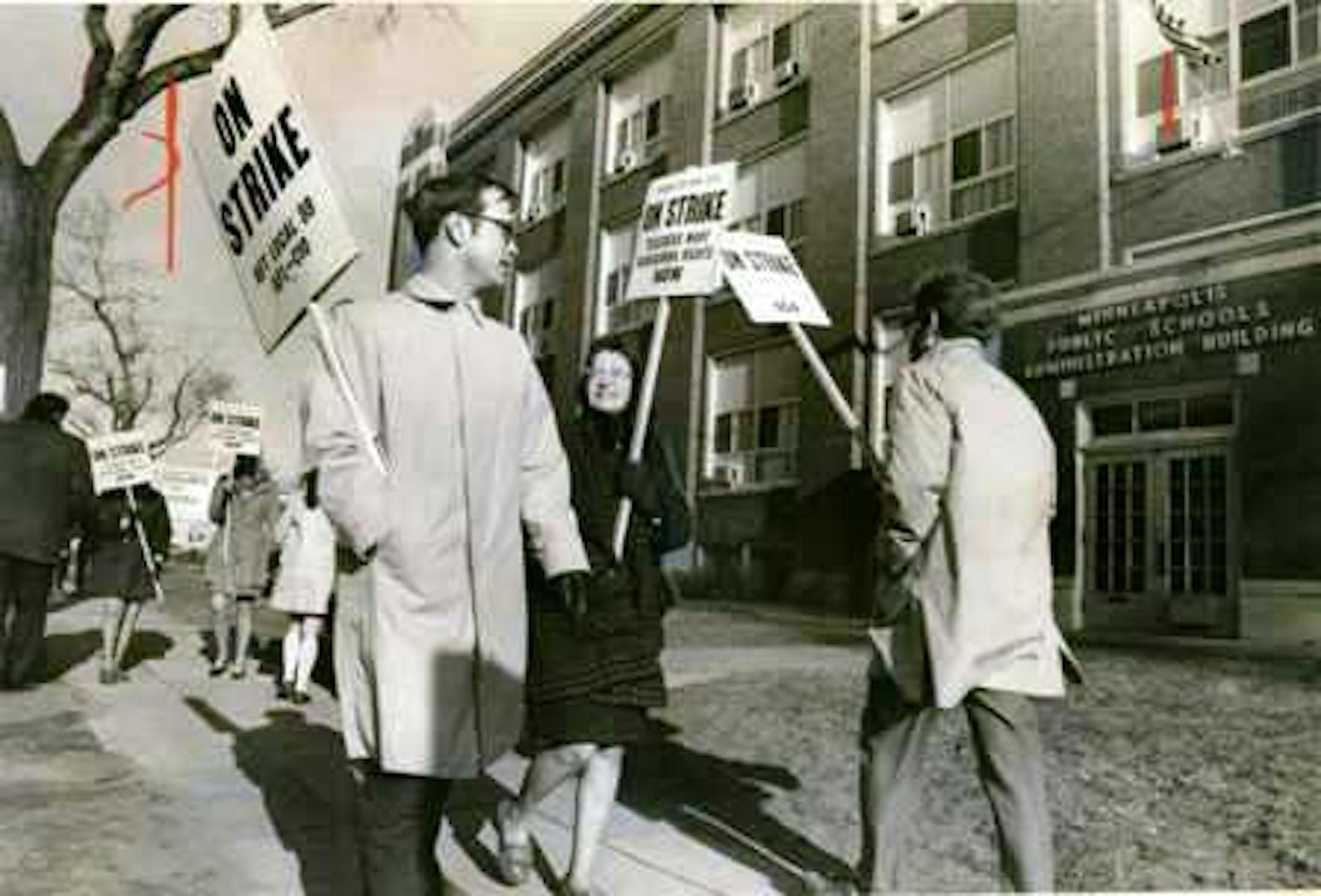 Teachers picketed district headquarters during their 1970 strike