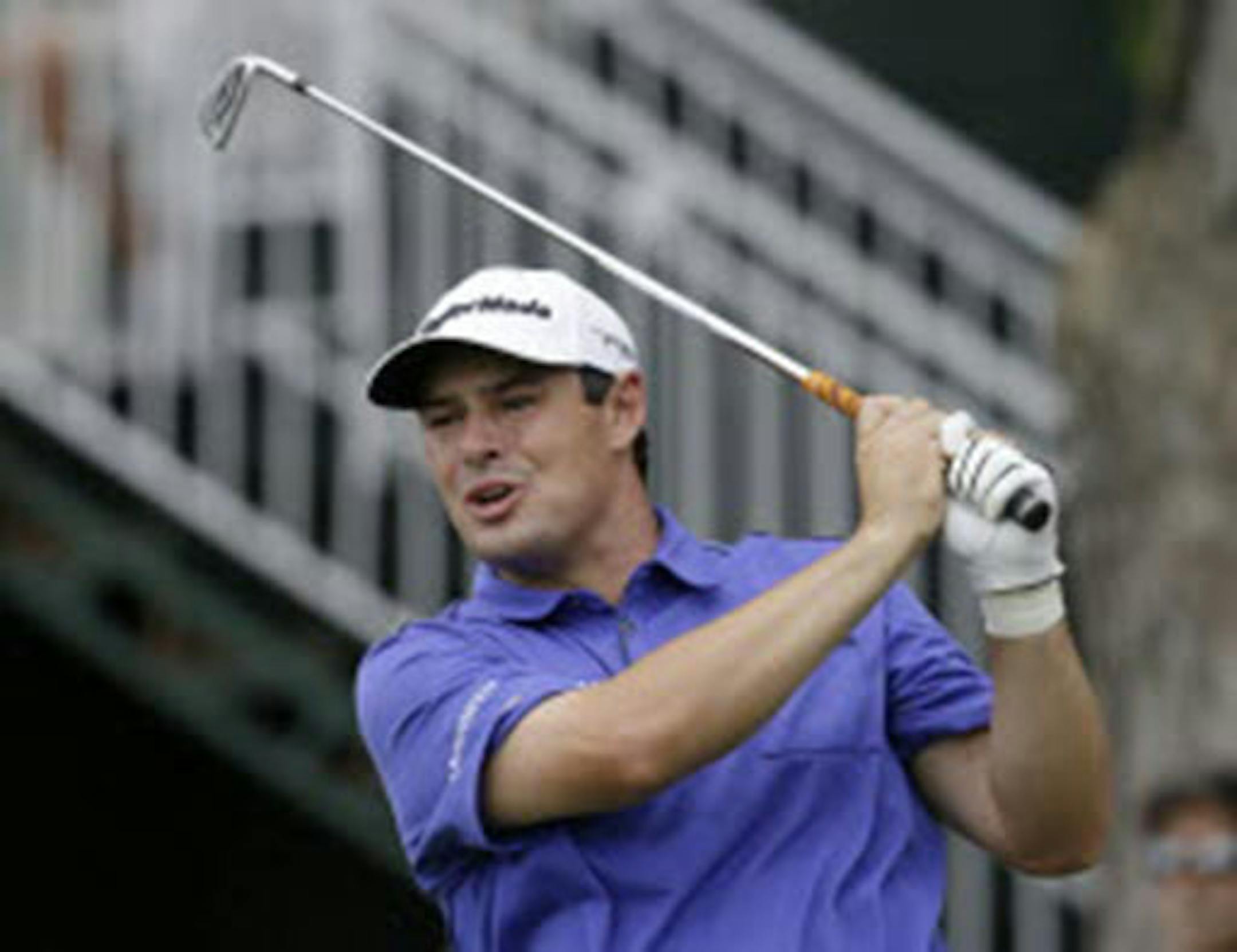 Johnson Wagner watched his tee shot on the 18th hole during the first round of the Greenbrier Classic on Thursday. Wagner finished with an 8-under-par 62 and shared the first-round lead with Tommy Gainey.