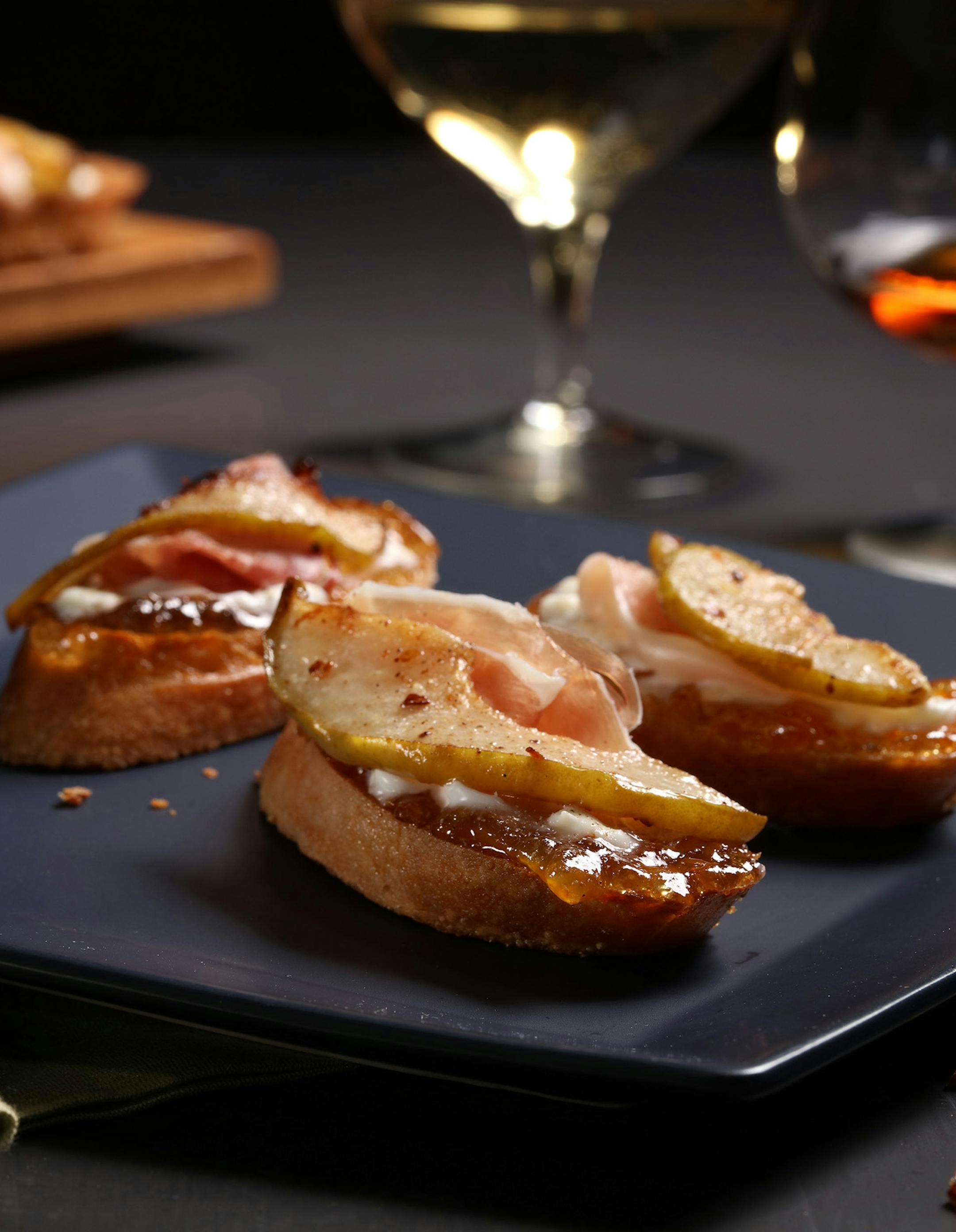 A layer of orange marmalade supplies sweet/tart flavor to creamy burrata that's finished with gingered pear and rich prosciutto. (Abel Uribe/Chicago Tribune/TNS) ORG XMIT: 1175887