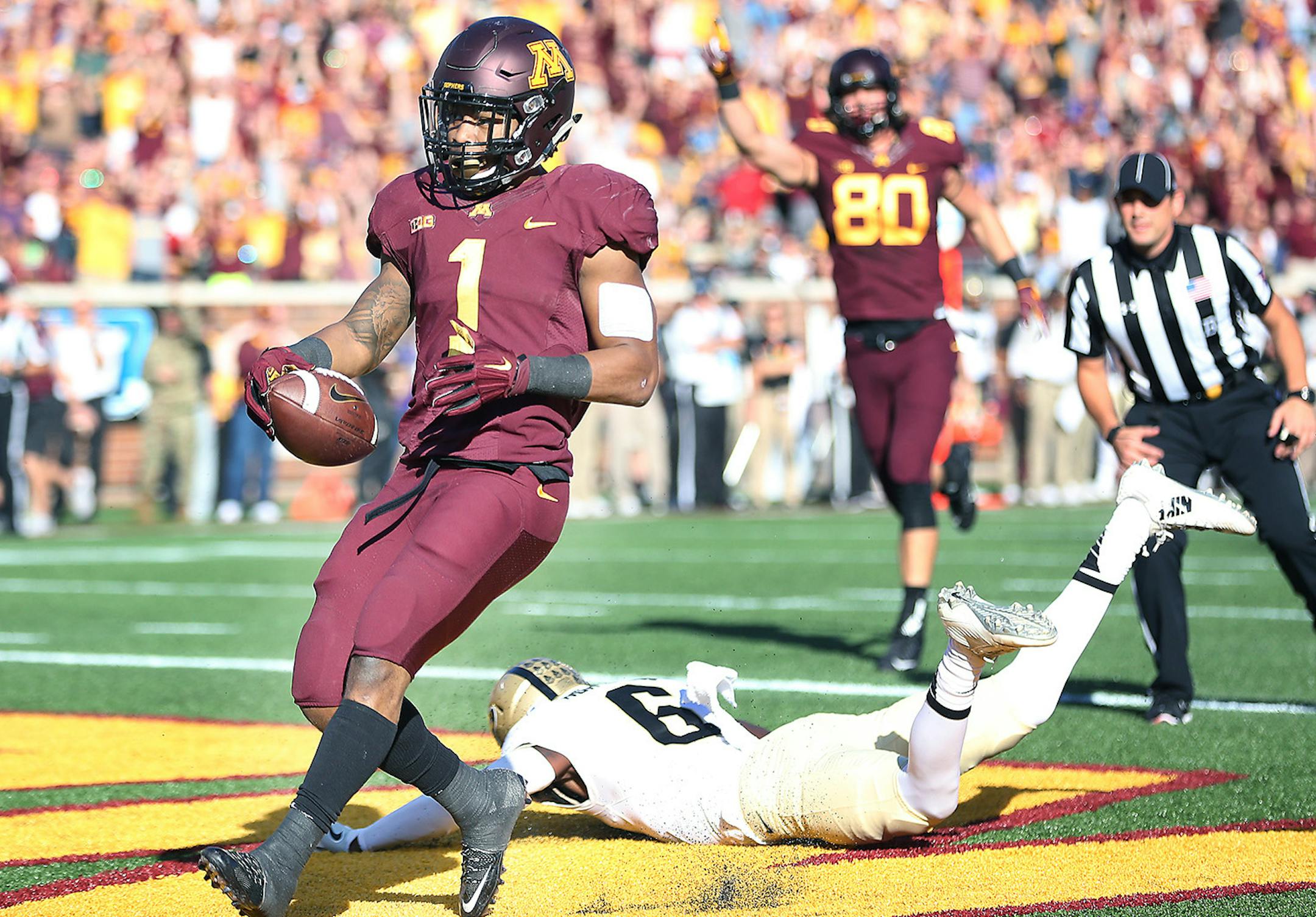 Minnesota's running back Rodney Smith ran the ball into the end zone for a first quarter touchdown as the Minnesota took on Purdue at TCF Bank Stadium, Saturday, November 5, 2016 in Minneapolis, MN. ] (ELIZABETH FLORES/STAR TRIBUNE) ELIZABETH FLORES • eflores@startribune.com