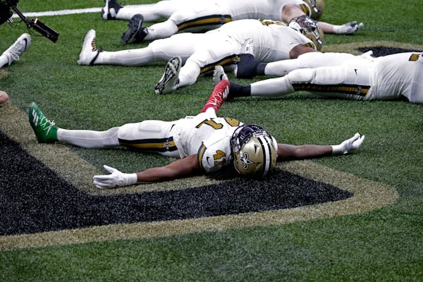 New Orleans Saints running back Alvin Kamara (41) celebrates his sixth touchdown of the game, tying the NFL record for most rushing touchdowns in a ga