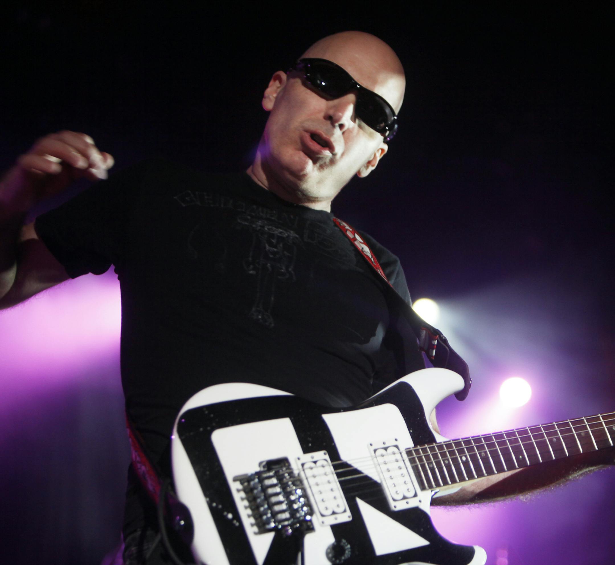 Richard Tsong-Taatarii/rtsong-taatarii@startribune.com Maplewood, MN;8/10/09:left to right, At the Myth Nightclub, rock group Chickenfoot features guitarist Joe Satriani.