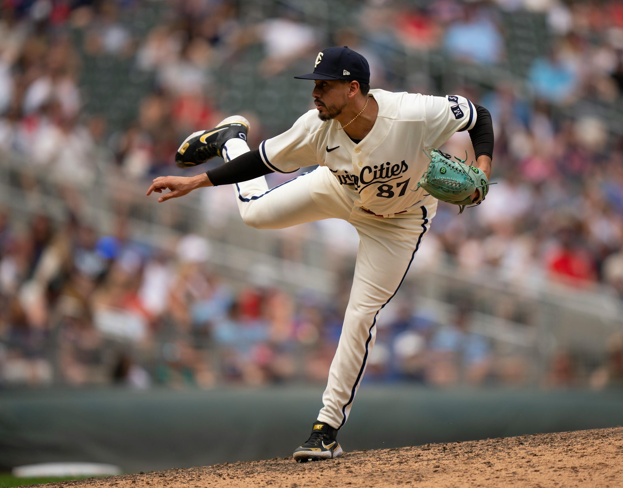 Twins reliever Jse De Leon throwing against Toronto in the eighth inning.