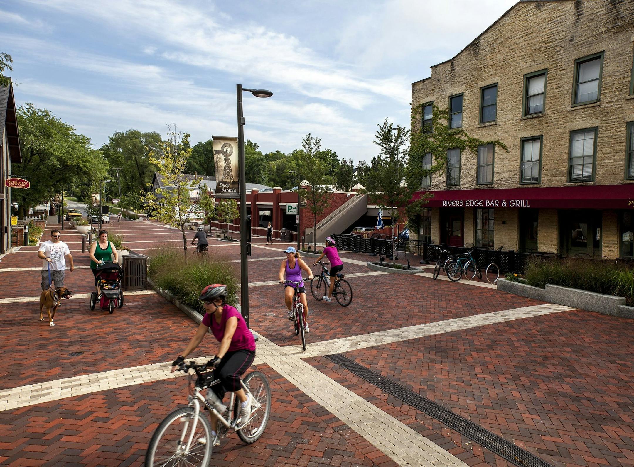 River Street in Batavia, Ill., has no curbs, traffic stripes or crosswalks. The recently remodeled street is now a "woonerf," a Dutch concept that gives equal priority to cyclists, pedestrians and drivers. (Bill Hogan/Chicago Tribune/MCT) ORG XMIT: 1156668 ORG XMIT: MIN1409012308221210