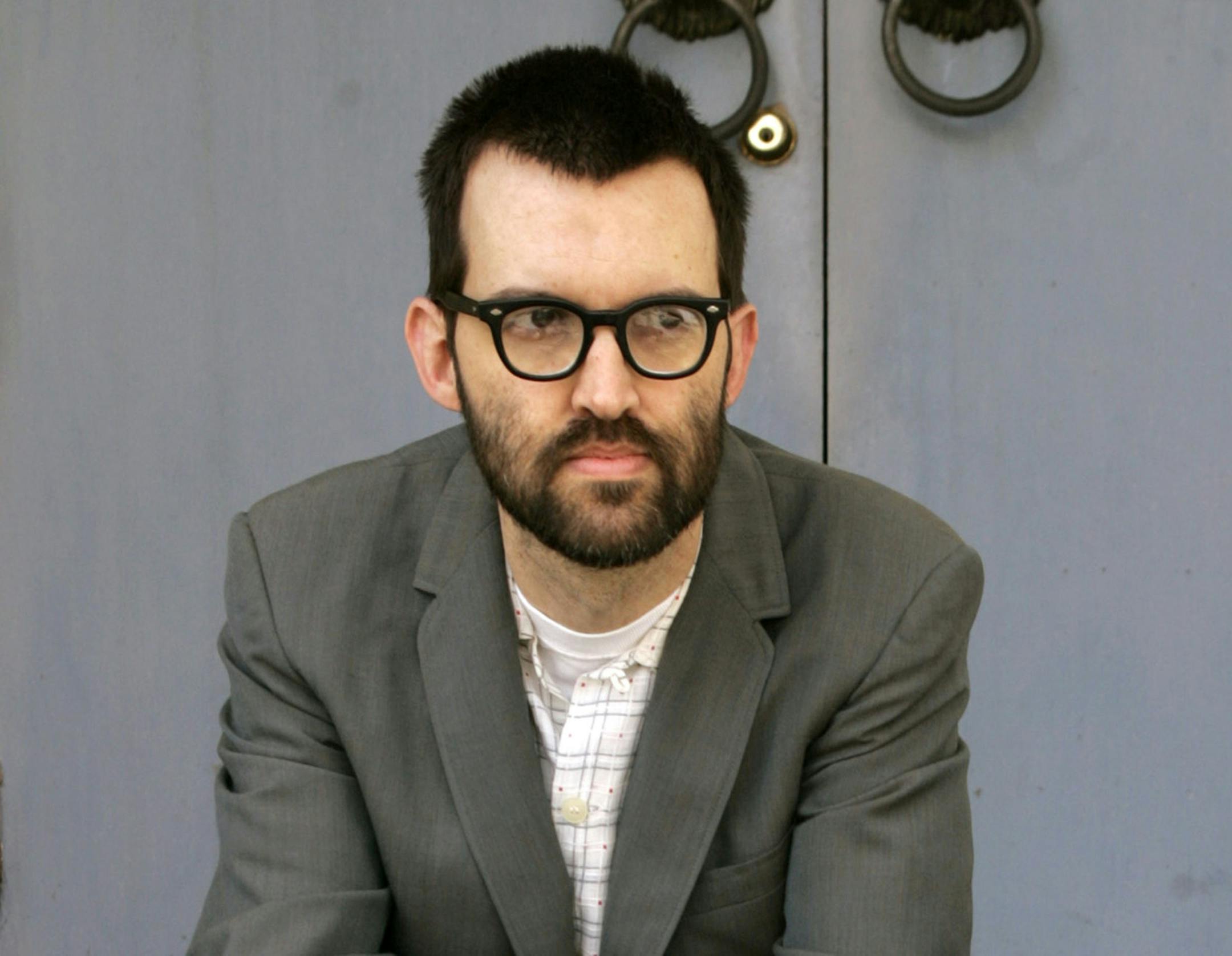 FILE - This May 3, 2005 file photo shows Mark Oliver Everett, aka E, of the music group Eels, in the Hollywood Section of Los Angeles. Everett says in an interview Wednesday, May 28, 2014, that he and Steve Perry, the former Journey leader have become good friends and that Perry is an Eels fan. He says Perry has attended Eels rehearsals over the years, but he was still surprised when the singer told him he would perform at their show in St. Paul, Minnesota on Monday, May 26. (AP Photo/Damian Dov