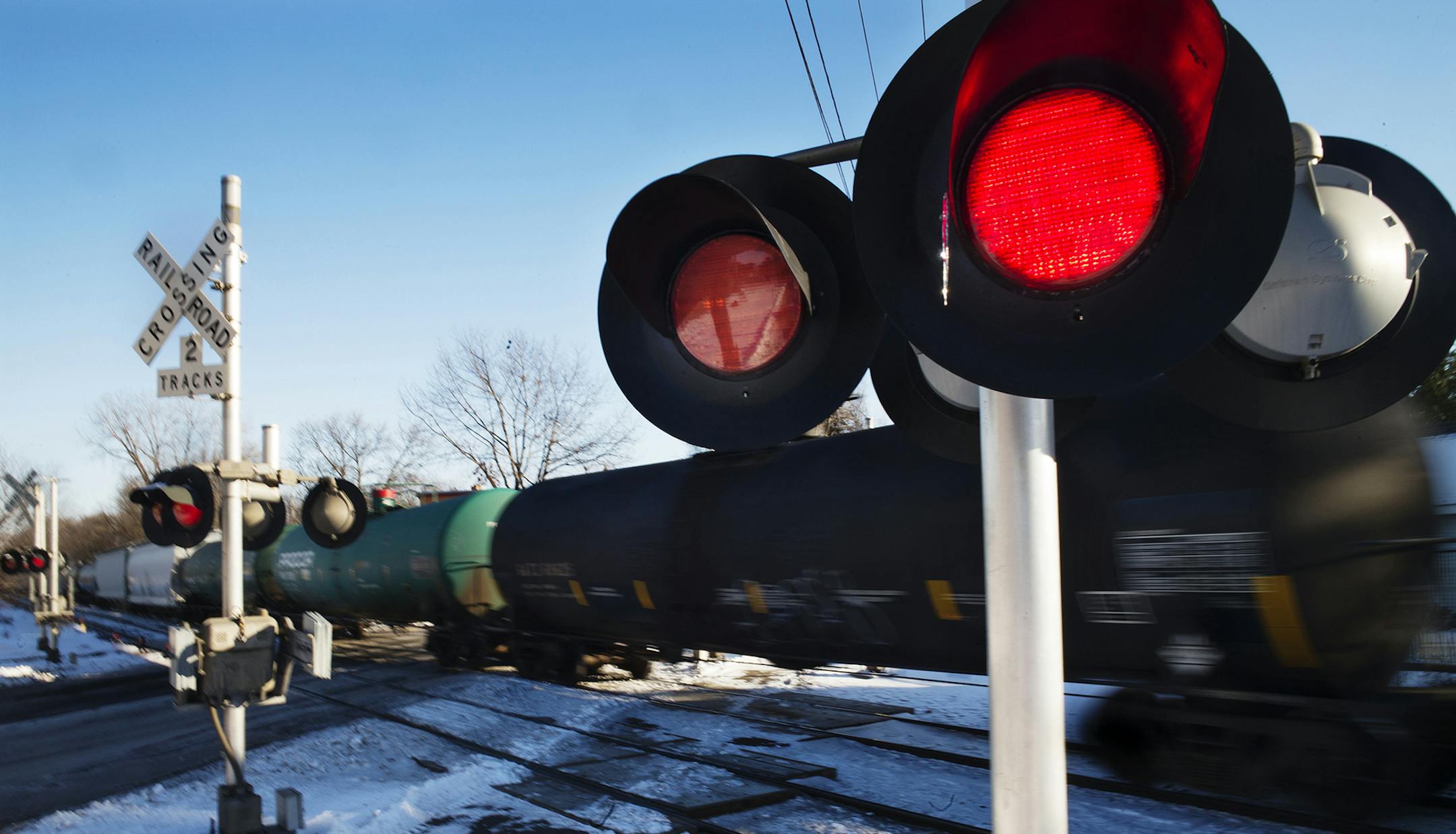 The Burlington Northern Railroad intersection on Como Ave in St. Paul has appeared in a new report . ] Richard Tsong-Taatarii/rtsong-taatarii@startribune.com ORG XMIT: MIN1412311528112988