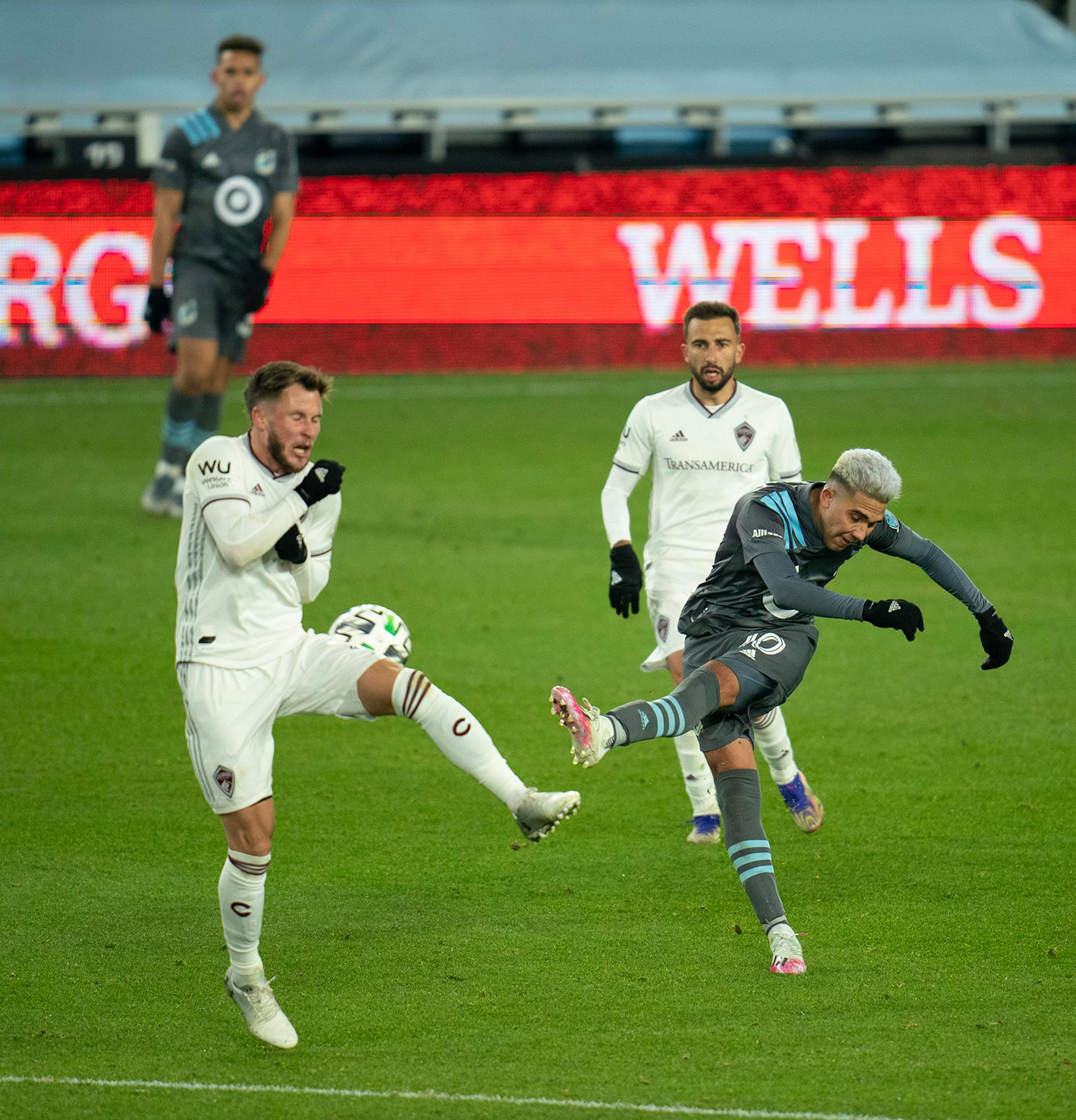 Minnesota United midfielder Emanuel Reynoso (10) had his second half shot blocked by Colorado Rapids defender Keegan Rosenberry (2).