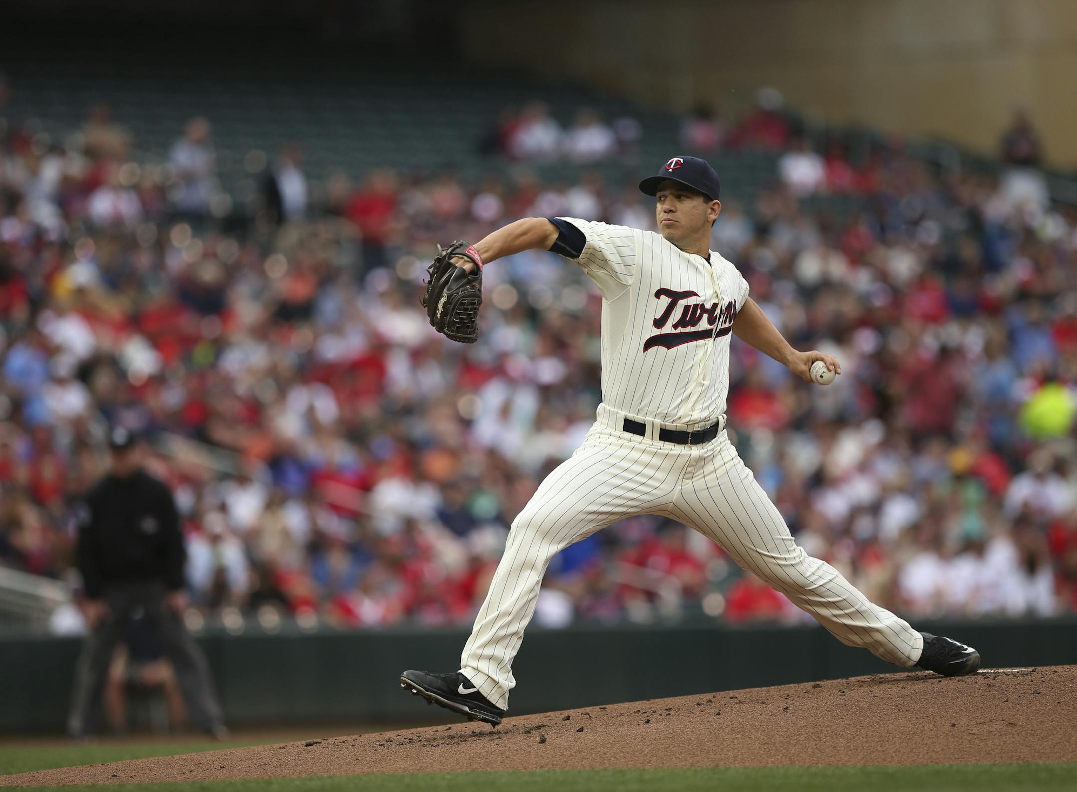 Minnesota Twins starting pitcher Tommy Milone (33) throwing in the first inning Wednesday evening. JEFF WHEELER &#xef; jeff.wheeler@startribune.com The Twins faced the St. Louis Cardinals Wednesday night, June 17, 2015 at Target Field in Minneapolis.